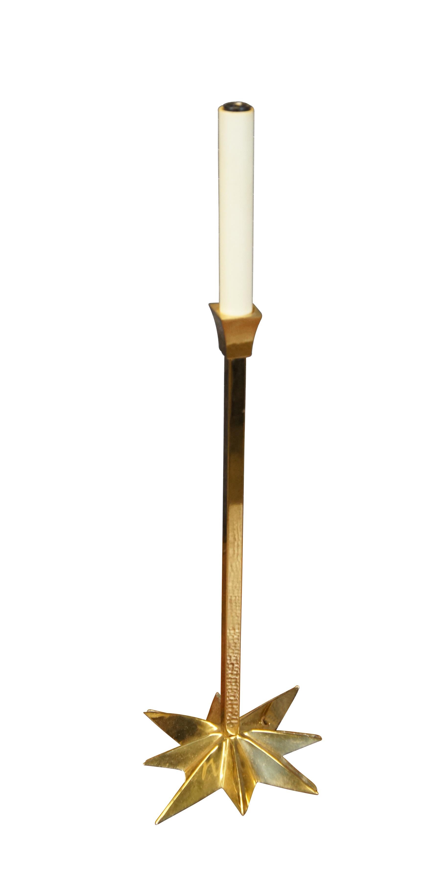 Rara lampada da altare vintage Yule Paige in ottone laccato lucido con corpo quadrato a forma di candeliere su una base tridimensionale a forma di stella del Nord, sormontata da una finta presa per candele. Top Brass / Base # 671 / Fabbricante Yule