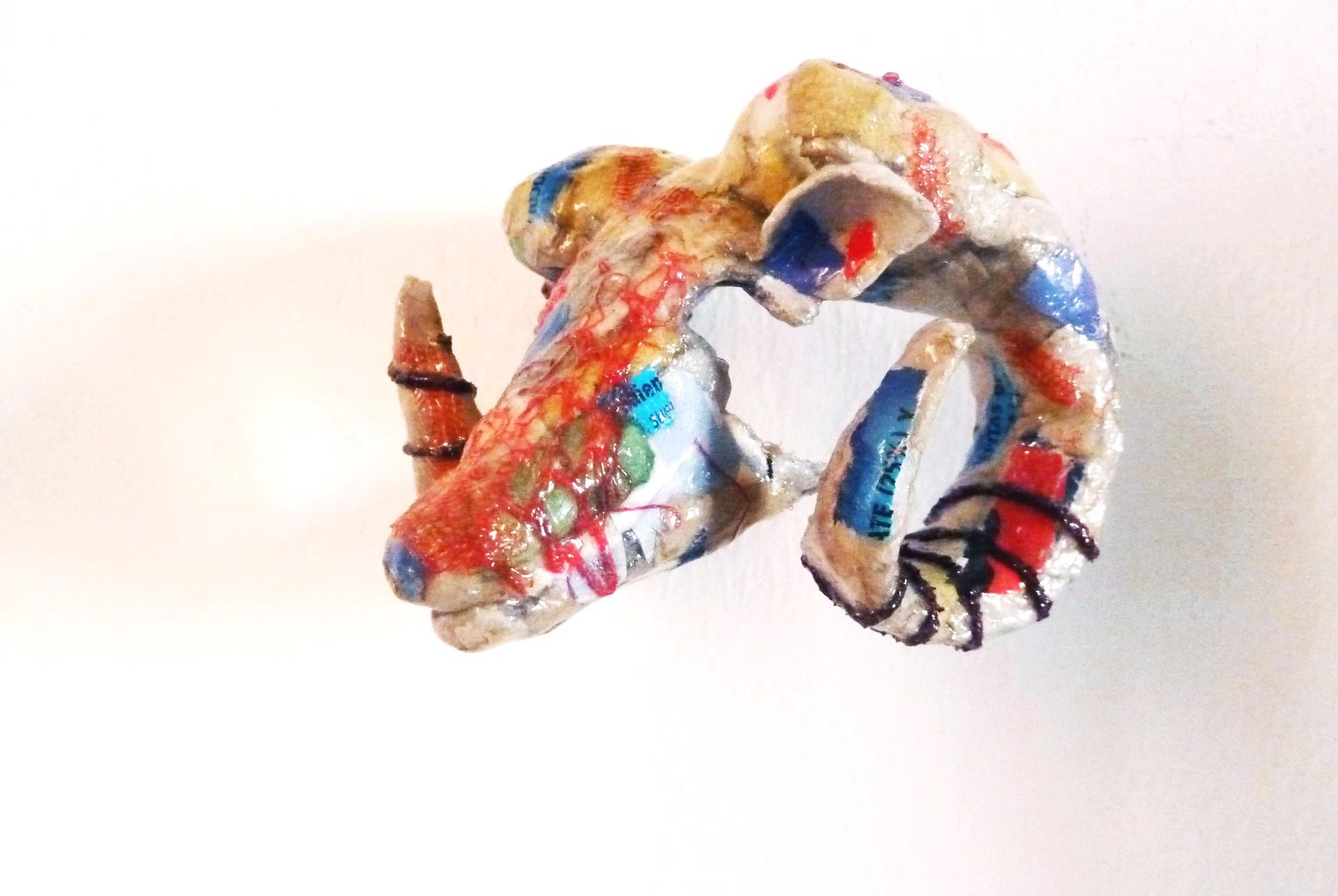 Altai Argali - Zeitgenössische Skulptur aus recycelten Materialien (Rot und Blau)