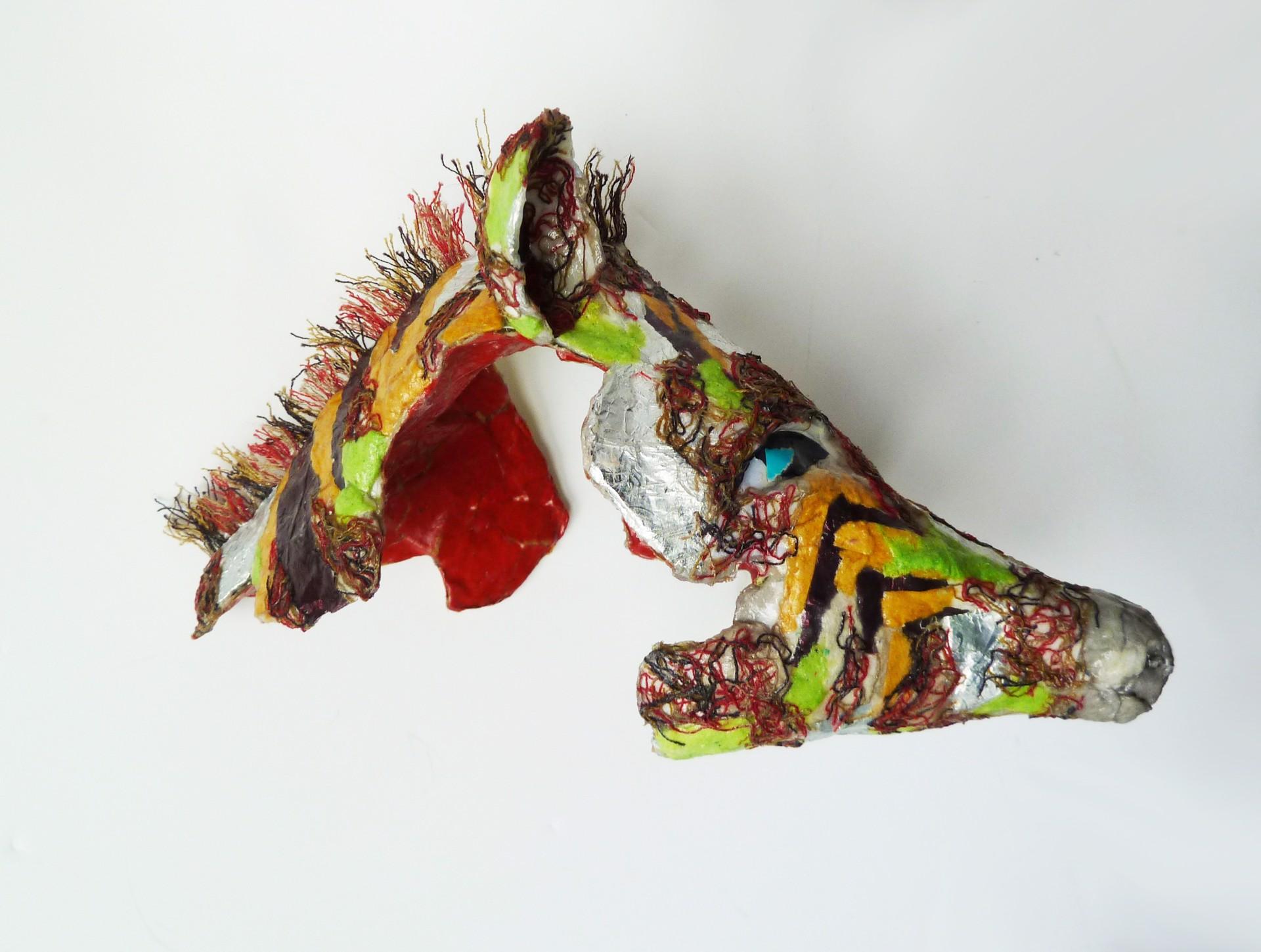 Cebra de Grevy - Escultura contemporánea hecha con materiales reciclados (marrón+verde) - Mixed Media Art Contemporáneo de Yulia Shtern