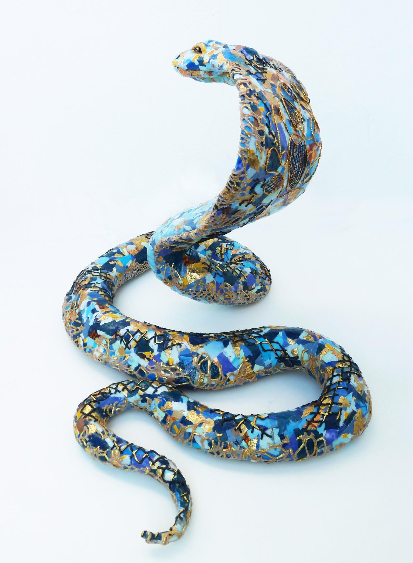 Kara le Cobra - Sculpture contemporaine de serpent Matériaux Upcylced  (bleu + or) - Contemporain Mixed Media Art par Yulia Shtern