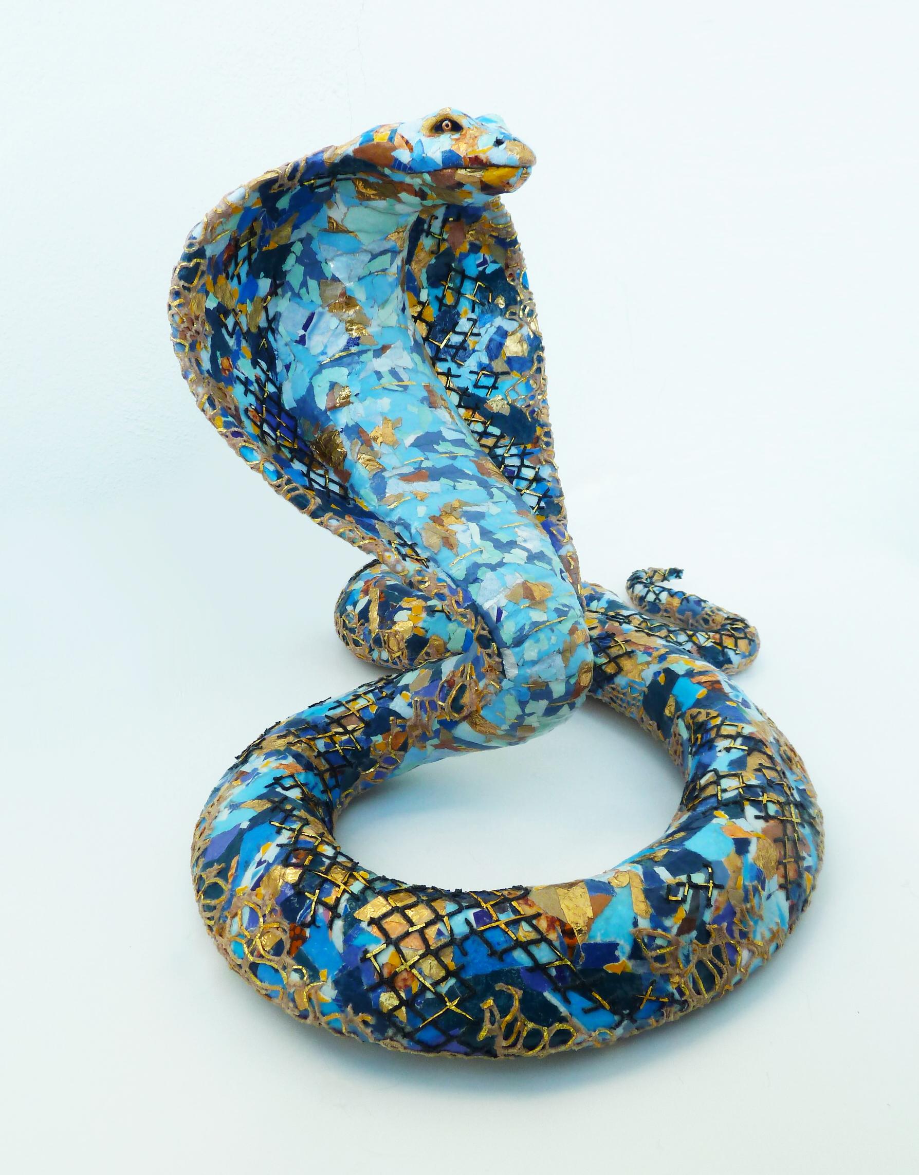 Kara le Cobra - Sculpture contemporaine de serpent Matériaux Upcylced  (bleu + or) en vente 2