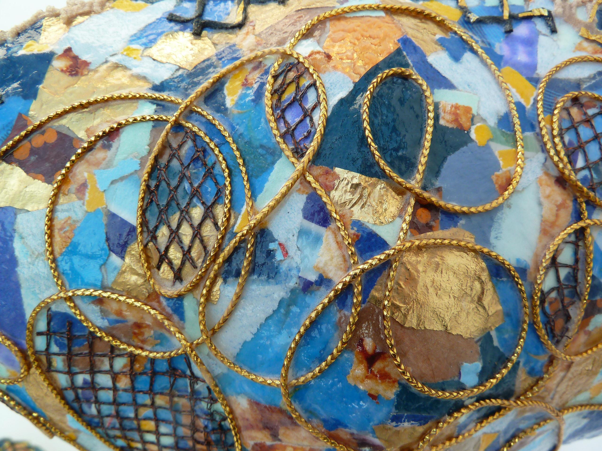 Kara the Cobra - Contemporary Snake Sculpture Upcylced Materials  (Blau + Gold) im Angebot 4