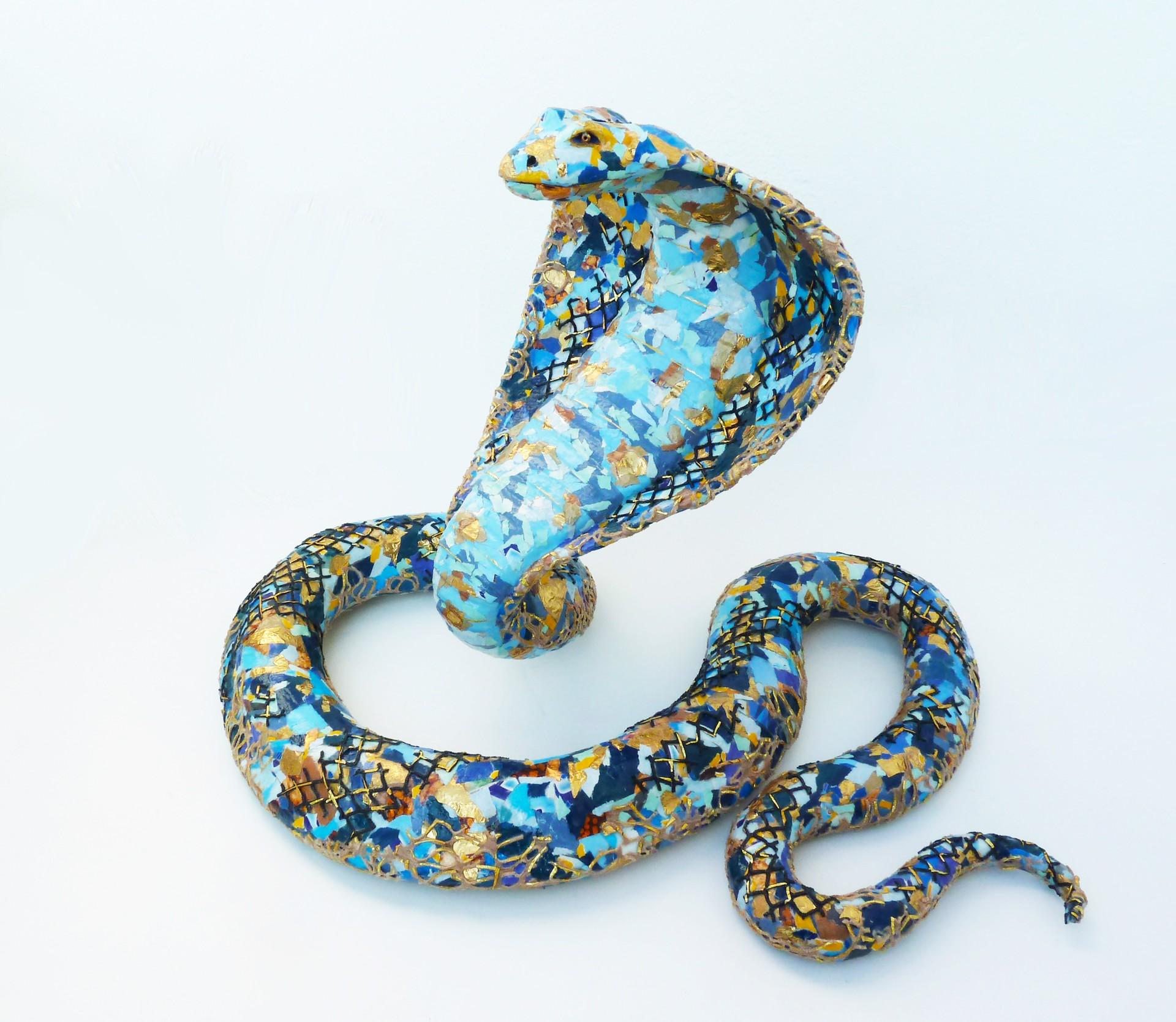 Kara the Cobra - Contemporary Snake Sculpture Upcylced Materials  (Blau + Gold) – Mixed Media Art von Yulia Shtern