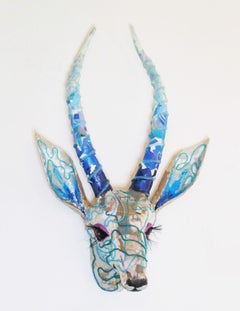 Lula – Unglaubliche Gazelle-Wandskulptur aus gecycelten Materialien (Blau + Weiß)