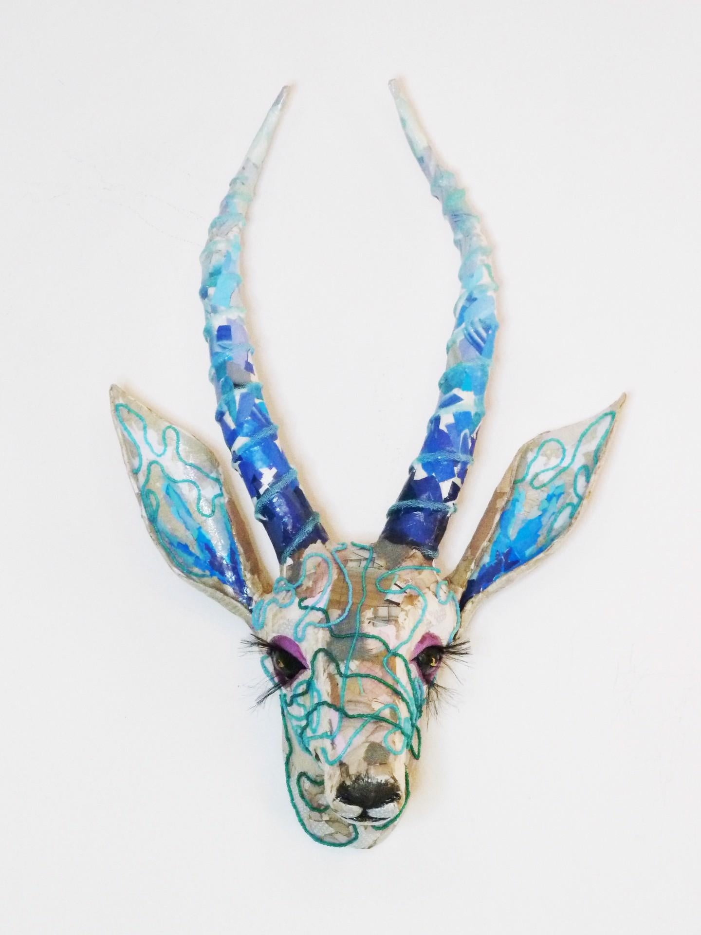Yulia Shtern Figurative Sculpture – Lula – Unglaubliche Gazelle-Wandskulptur aus gecycelten Materialien (Blau + Weiß)