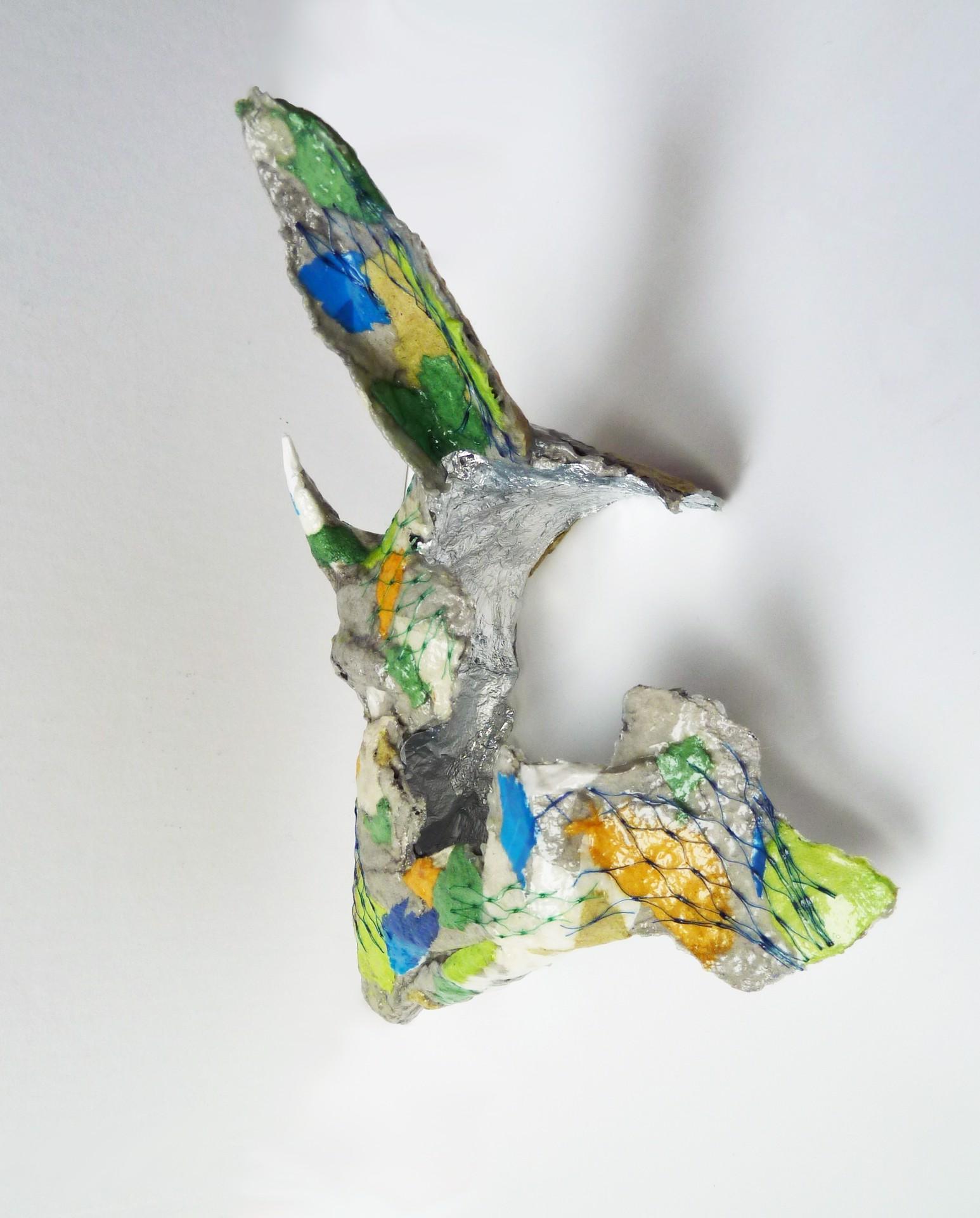 Okapi - Sculpture abstraite contemporaine d'animal cyclisé (jaune et vert) - Contemporain Mixed Media Art par Yulia Shtern