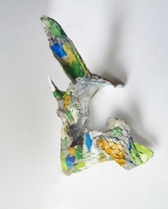 Okapi - Zeitgenössische Up-Cycled-Tierskulptur (gelb-grün)