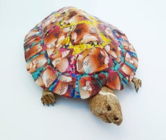 Phyllis - Zeitgenössische Skulptur aus recycelten Materialien (Rot+Gelb+Blau)