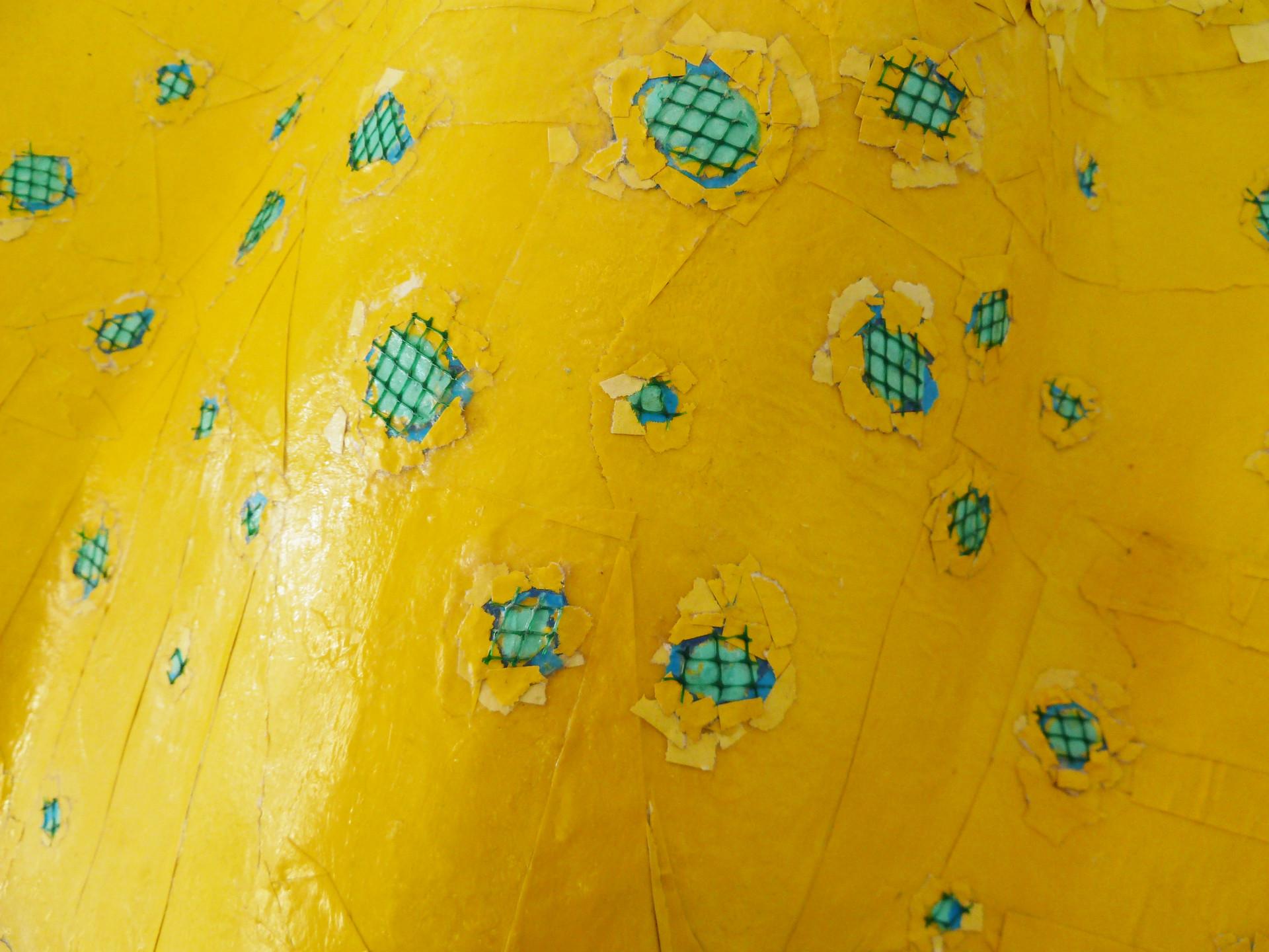Ray B - Sculpture contemporaine réalisée avec des matériaux recyclés (jaune et bleu) - Contemporain Mixed Media Art par Yulia Shtern