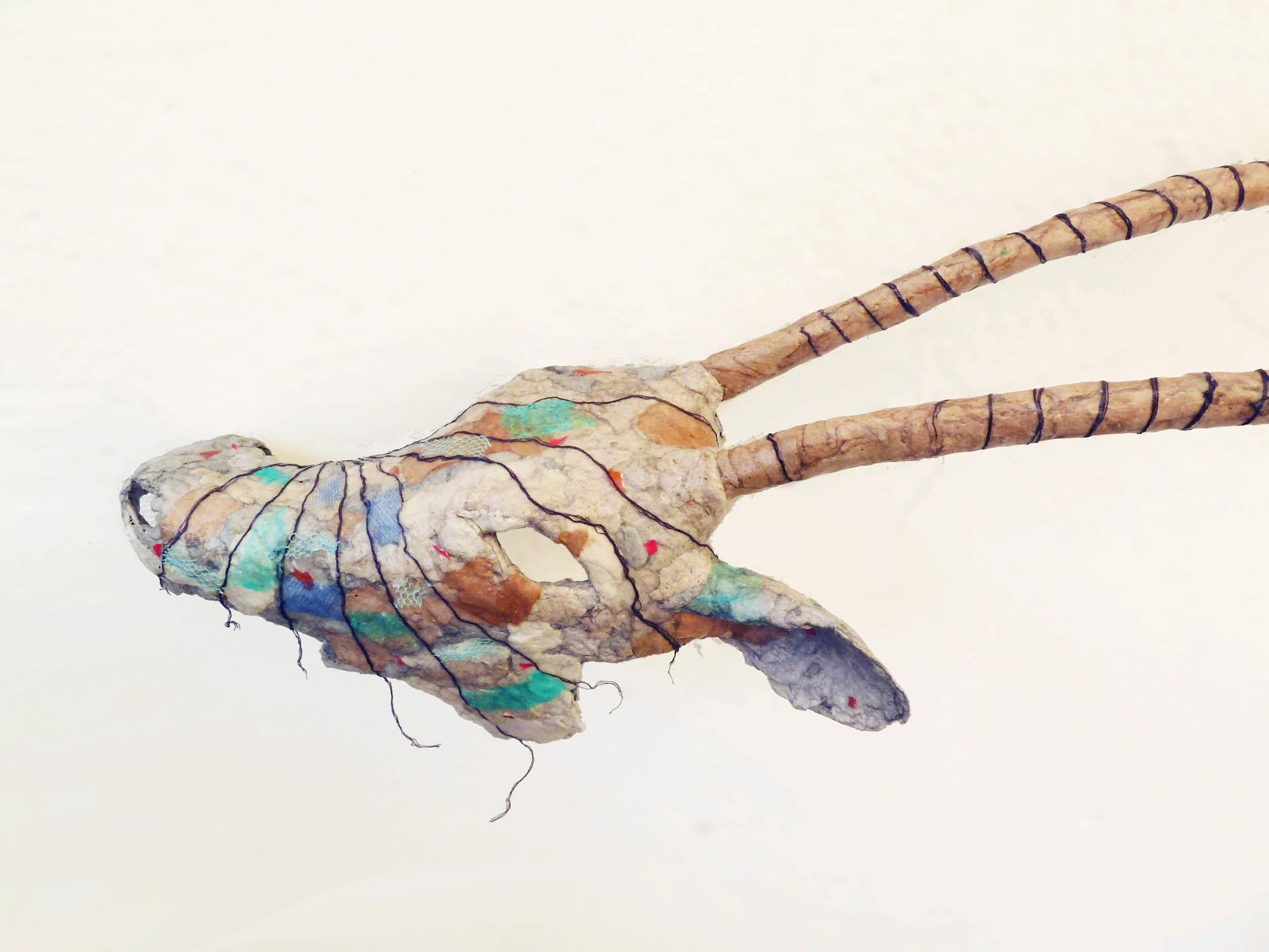 Scimitar Oryx - Sculpture contemporaine réalisée avec des matériaux recyclés (bleu et beige) - Contemporain Mixed Media Art par Yulia Shtern