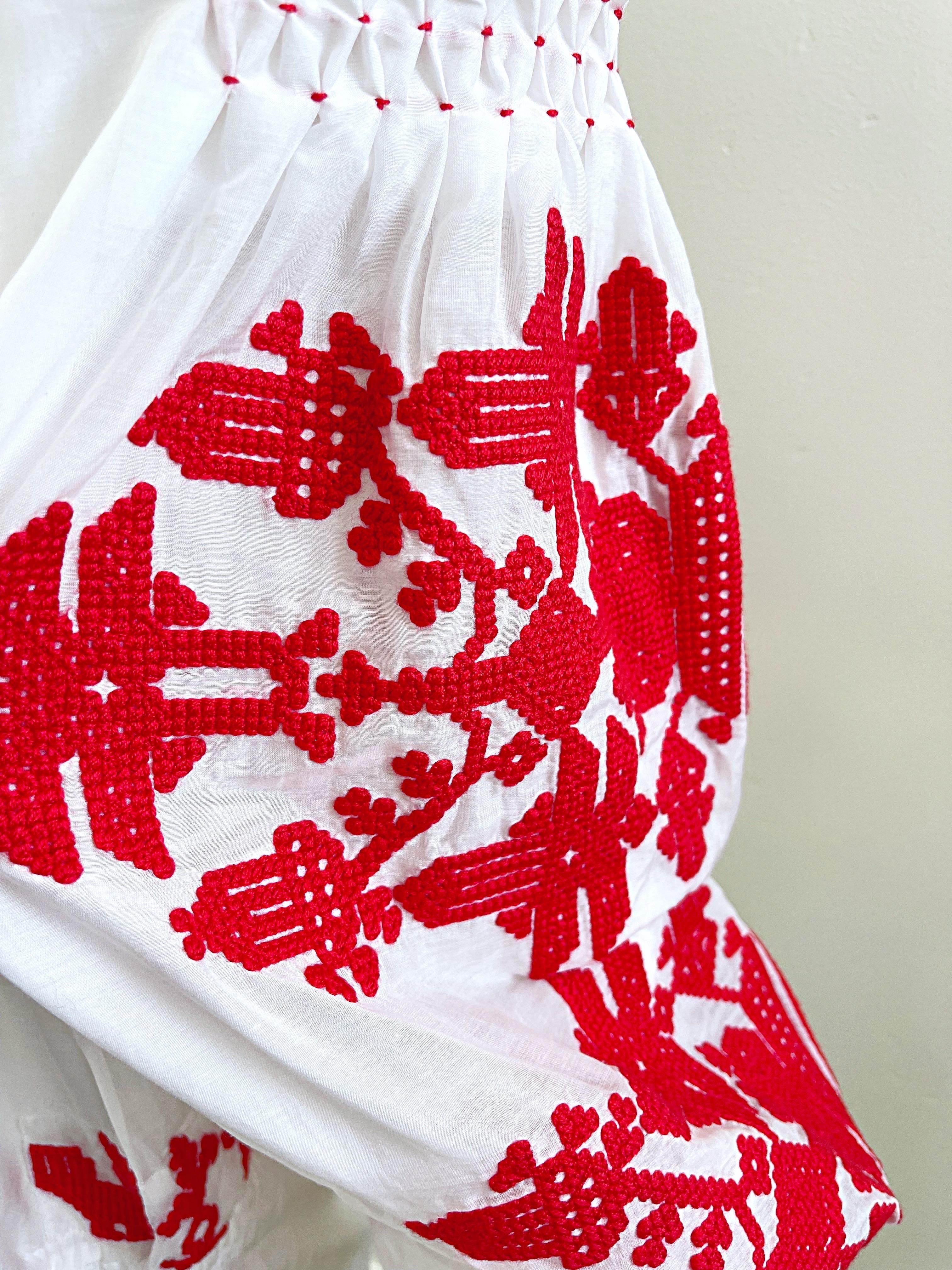 Yuliya Magdych Ukraine, handbesticktes Kaftankleid mit roter und weißer Quaste im Zustand „Hervorragend“ im Angebot in San Diego, CA
