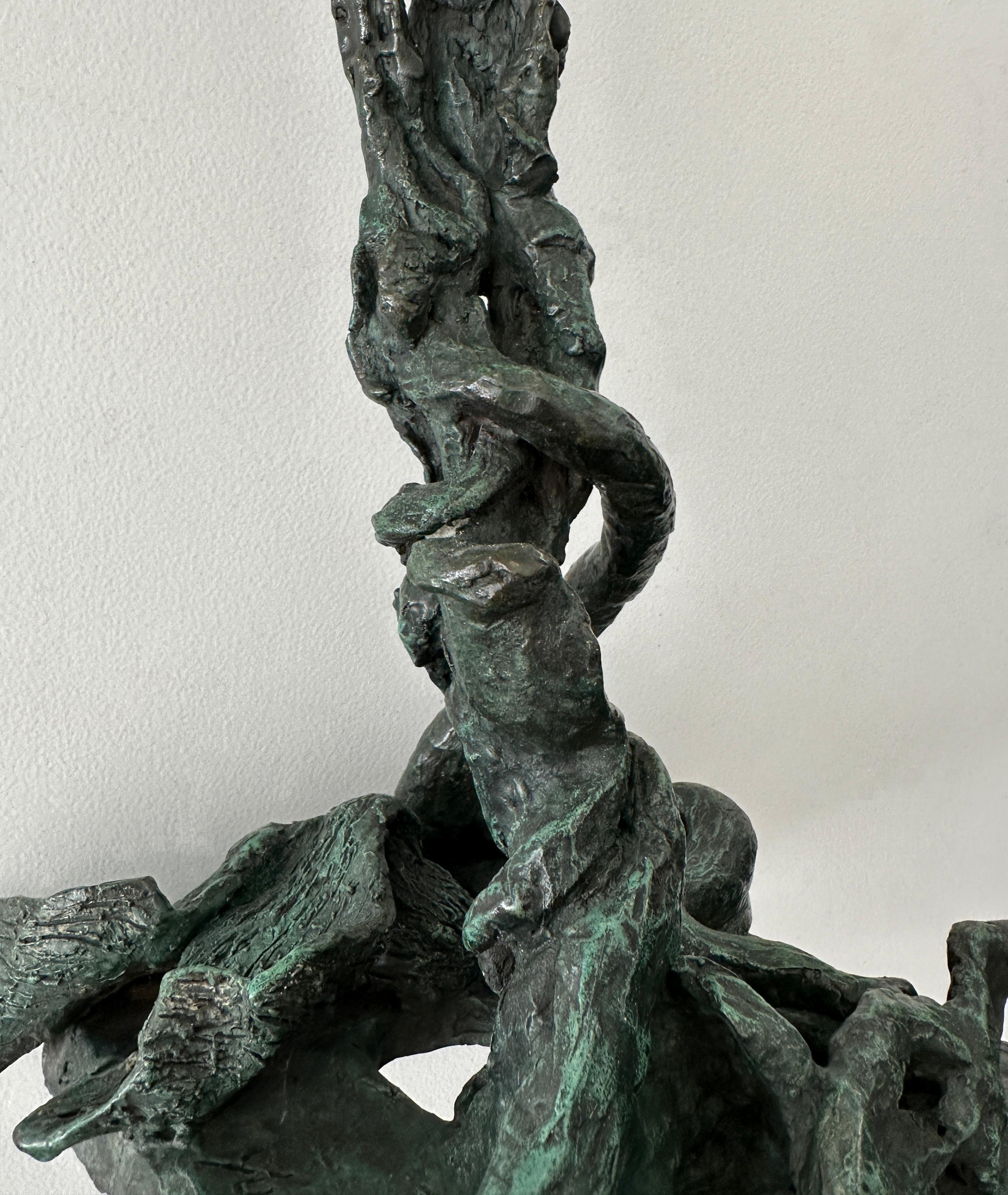 Frau, die Daunen liegt und wächst, mit Baumbronzeskulptur von Yulla Lipchitz im Angebot 2