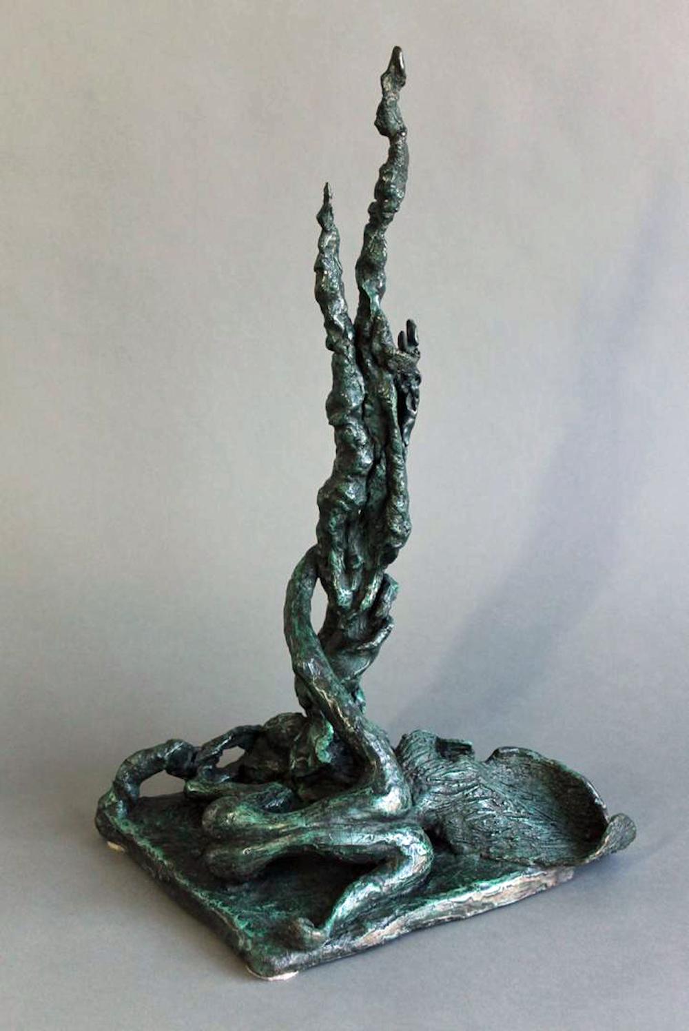 Organische, abstrakte Bronzeskulptur von Yulla Lipchitz, die eine Frau darstellt, die sich mit einem Baum hinlegt. 

Über diese Künstlerin: Yulla Lipchitz, geborene Halberstadt, wurde am 21. April 1911 in Berlin, Deutschland, geboren. Sie wuchs in