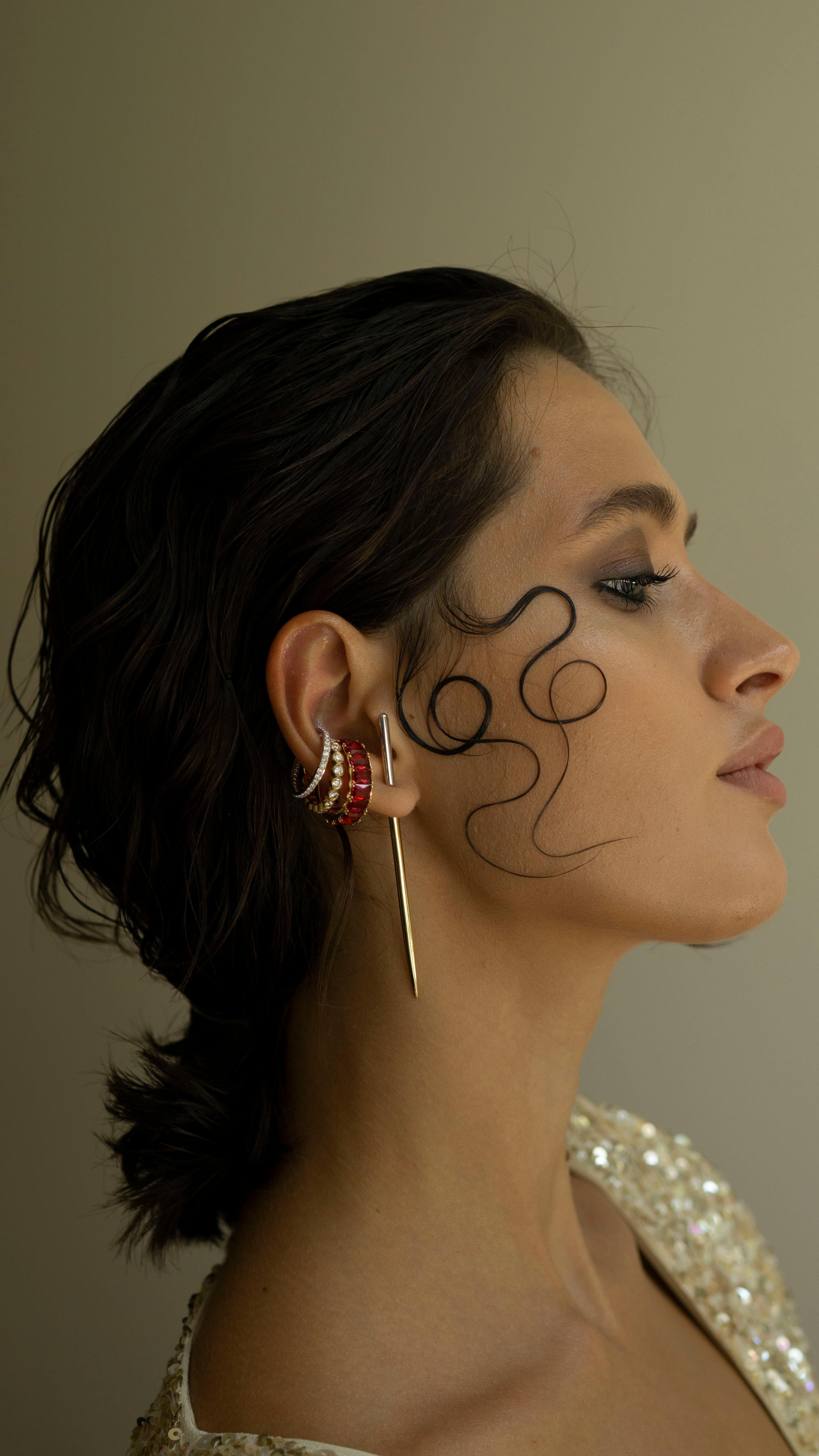 Contemporary Yulyo S Phalanx Ring / Ear Cuff with Baguette Lab Emeralds, 18k Gold For Sale