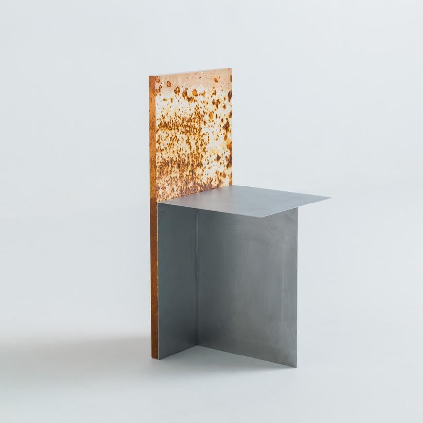 Chaise conçue par Yuma Kano.
Les matériaux transparents à texture brune sont en acrylique. Cet acrylique est ce que la rouille a transformé. L'artiste l'appelle 