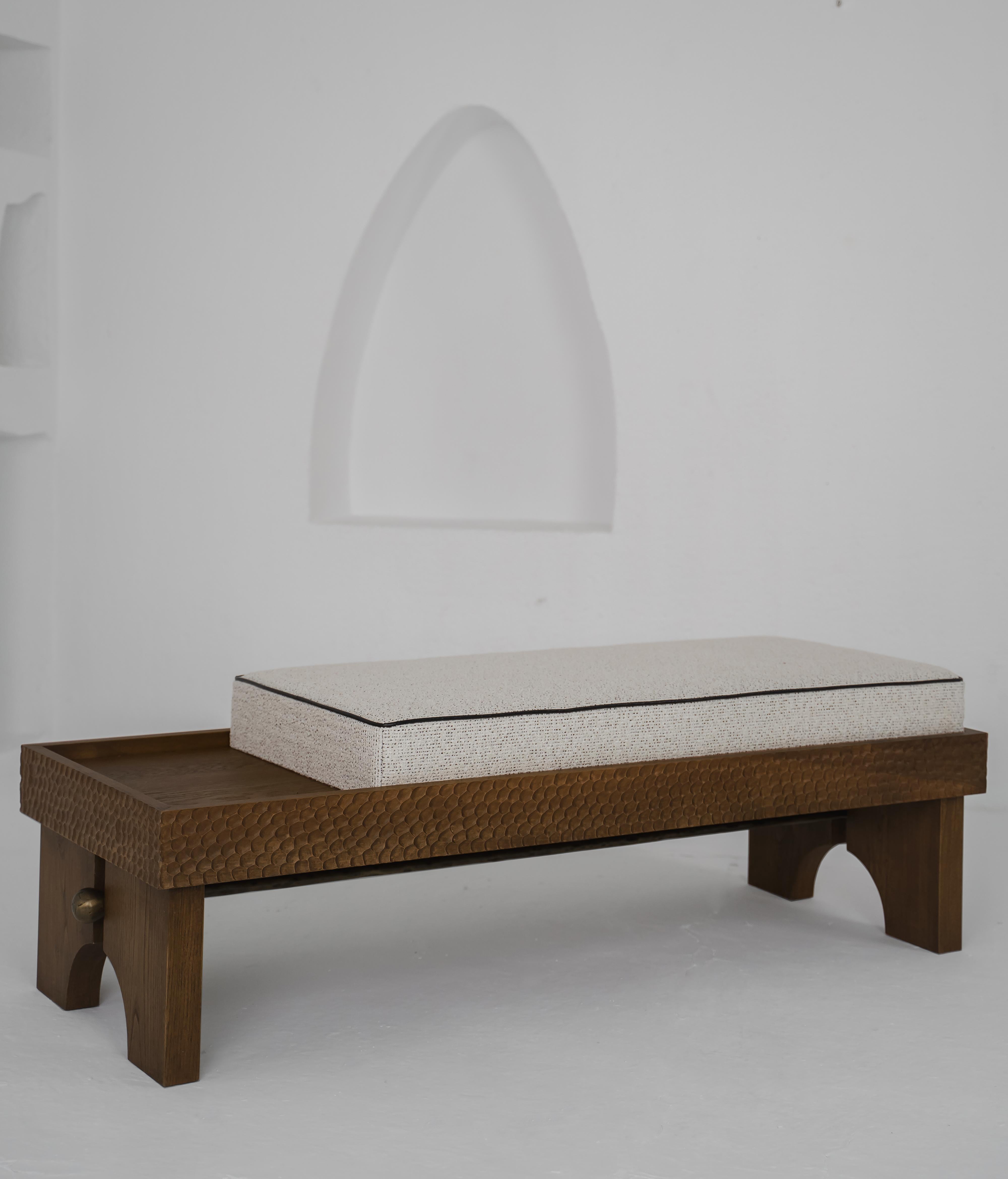 Le banc Yumi est un meuble artisanal qui allie le bois massif et le bronze liquide pour un aspect unique. La chaise est fabriquée à l'aide de techniques traditionnelles telles que la sculpture à la main et le moulage, ce qui garantit que chaque
