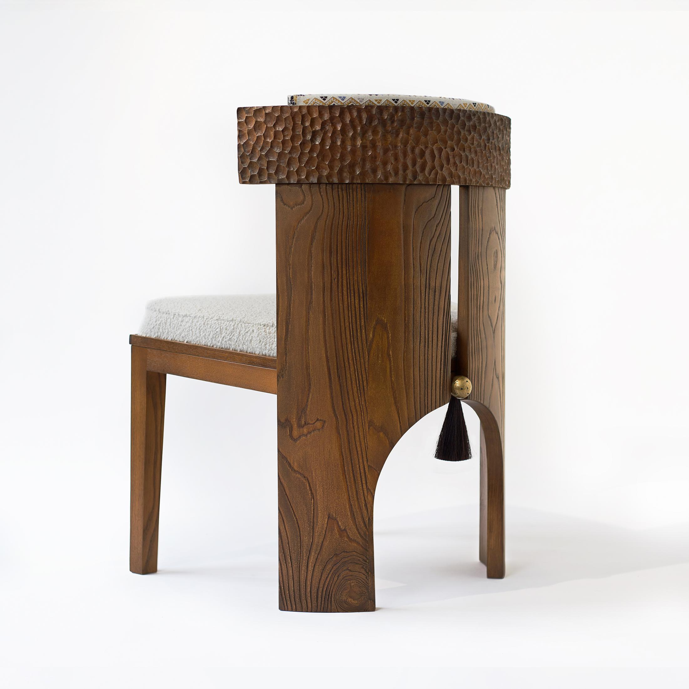 Der Yumi Chair ist ein handgefertigtes Möbelstück, das Massivholz und flüssige Bronze zu einem einzigartigen Erscheinungsbild verbindet. Der Stuhl wird mit traditionellen Techniken wie Handschnitzerei und Guss hergestellt, so dass jedes Stück ein