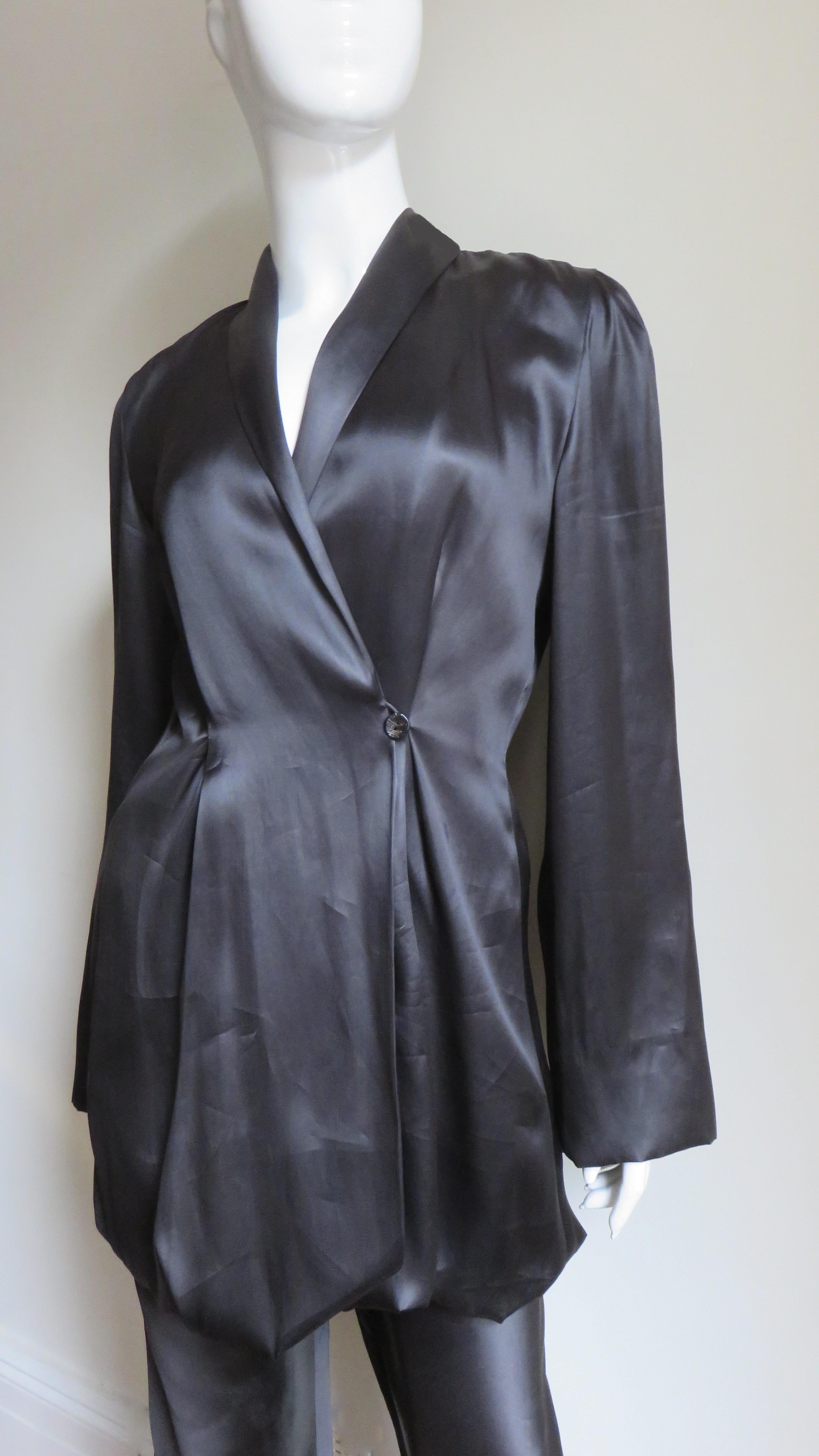Gris Yumi Eto - Tailleur pantalon de veste ajustable en soie en vente