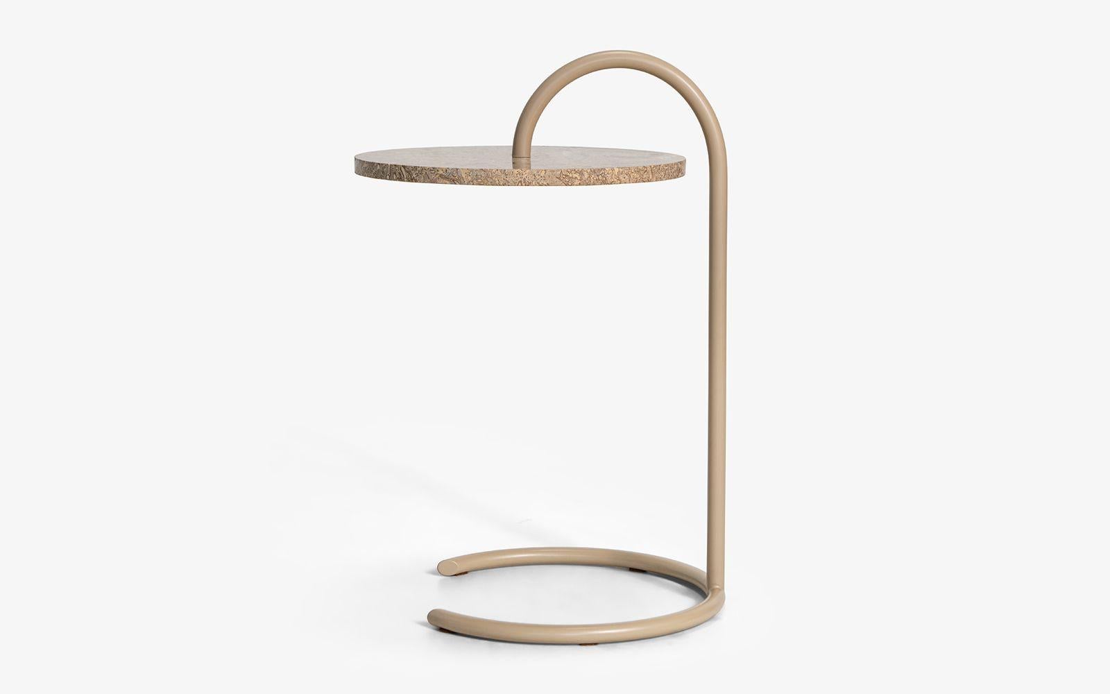 La table d'appoint Yumi, élégante et fonctionnelle, apporte une touche sophistiquée à vos espaces de vie modernes. Le plateau est en travertin durable et élégant ; la texture unique de cette pierre naturelle rend chaque table basse spéciale. Le