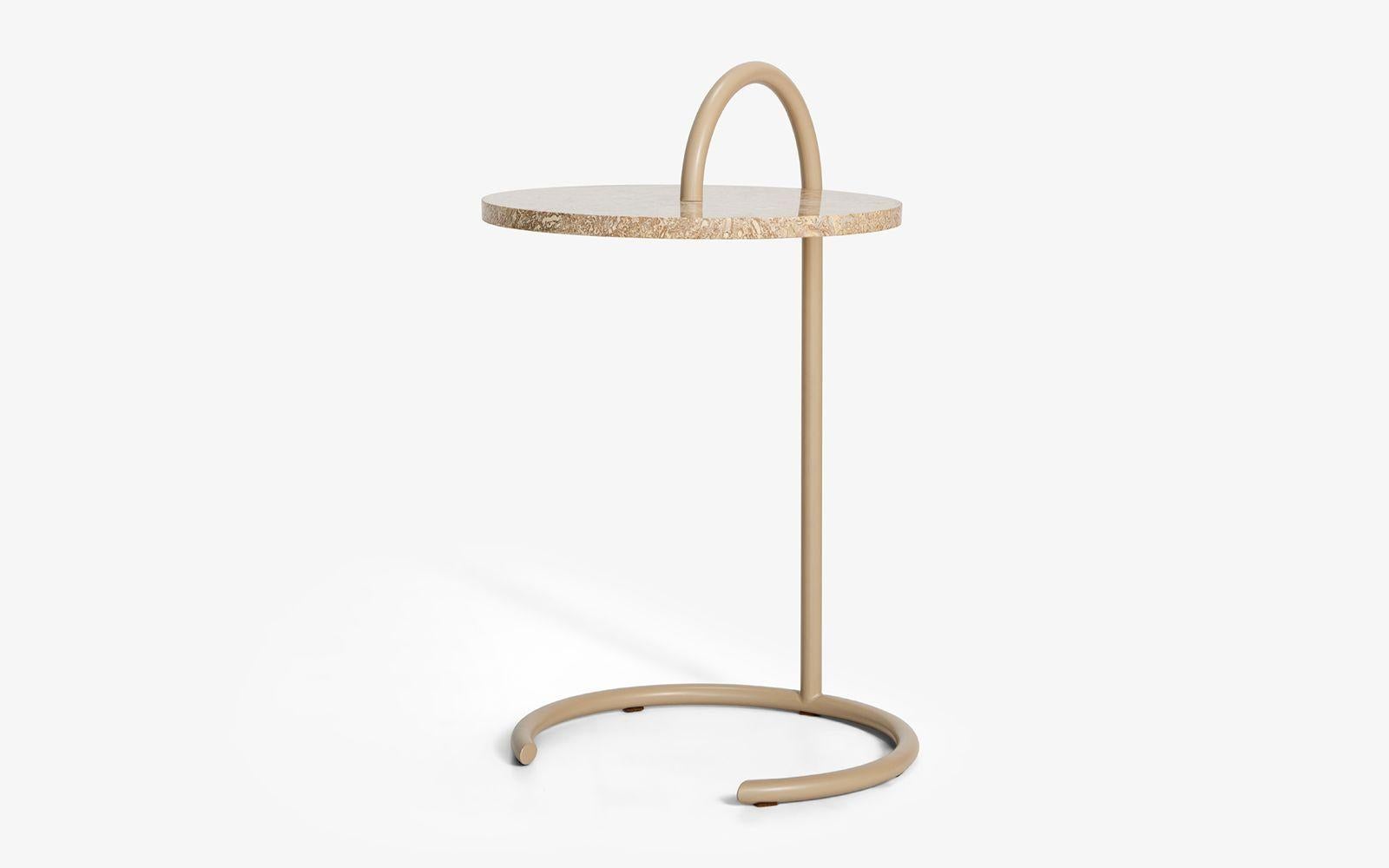 Moderne Table d'appoint Yumi en travertin beige en vente