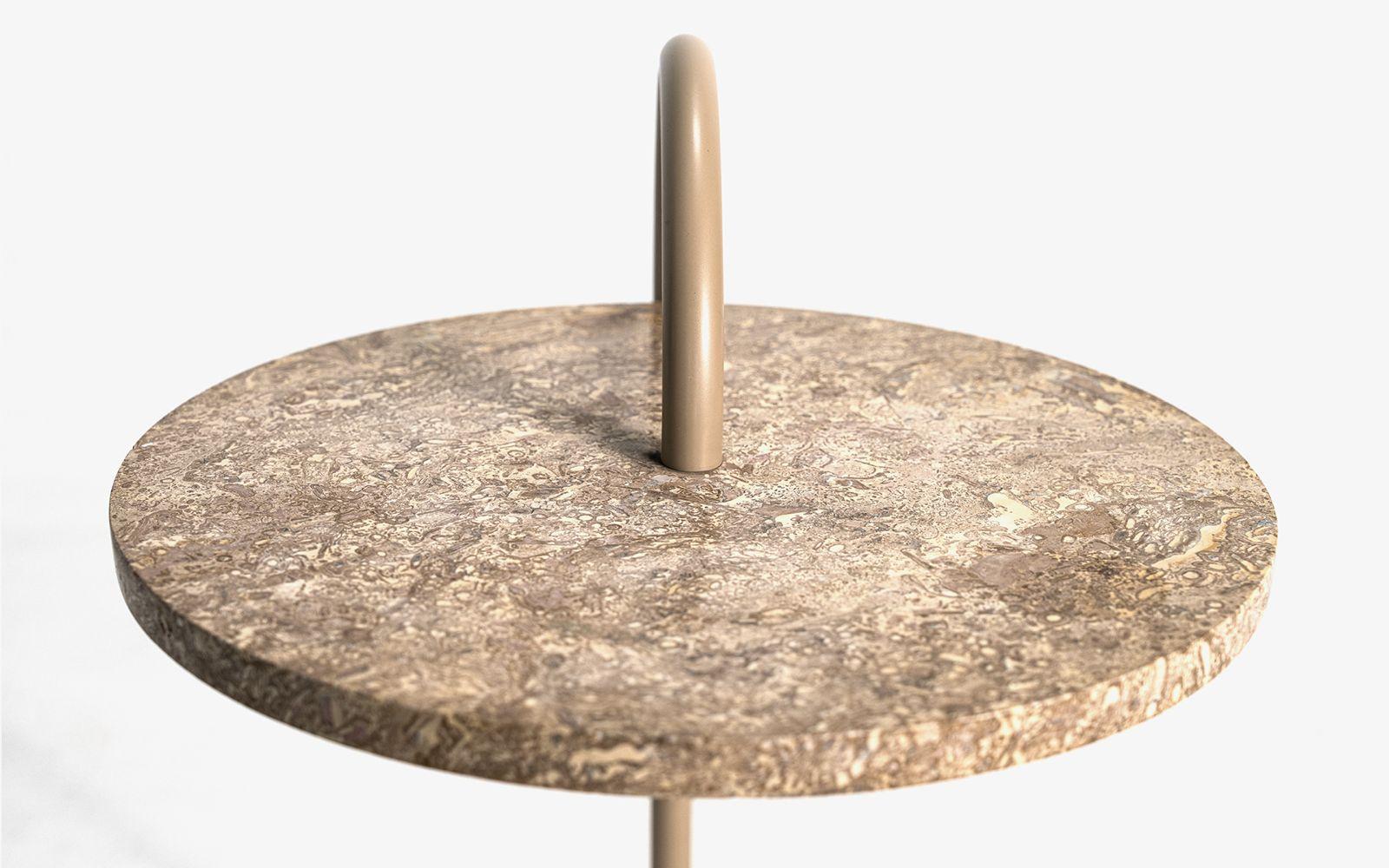Turc Table d'appoint Yumi en travertin beige en vente