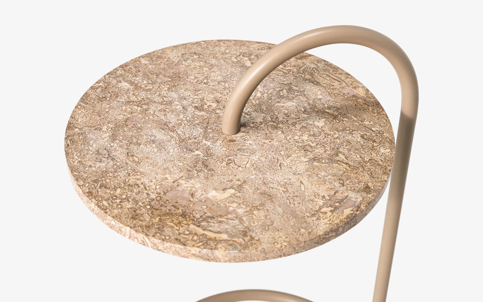 Ferronnerie Table d'appoint Yumi en travertin beige en vente