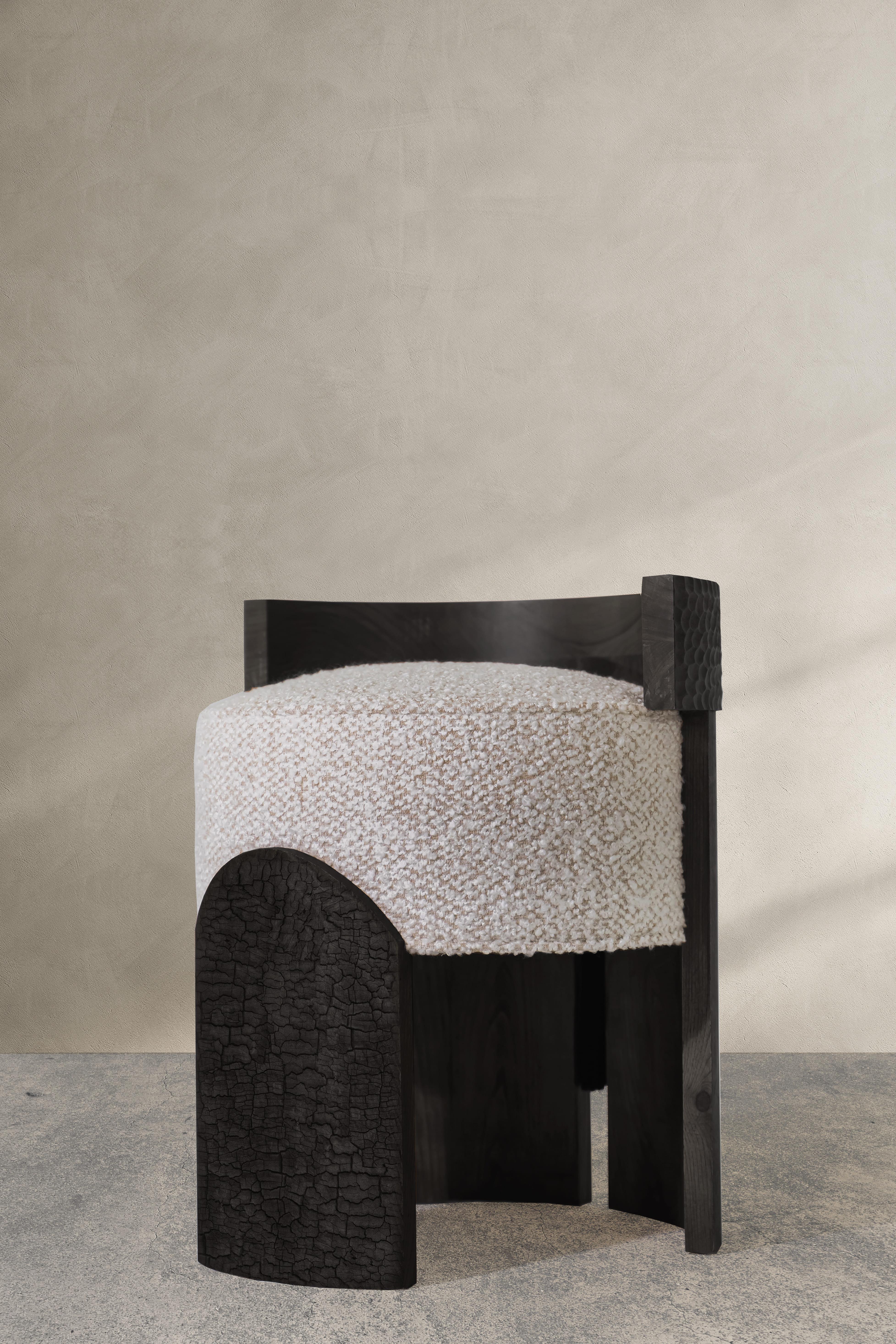 Der Yumi Hocker ist ein handgefertigtes Möbelstück, das Massivholz und flüssige Bronze zu einem einzigartigen Erscheinungsbild verbindet. Der Hocker wird mit traditionellen Techniken wie Handschnitzerei und Guss hergestellt, so dass jedes Stück ein