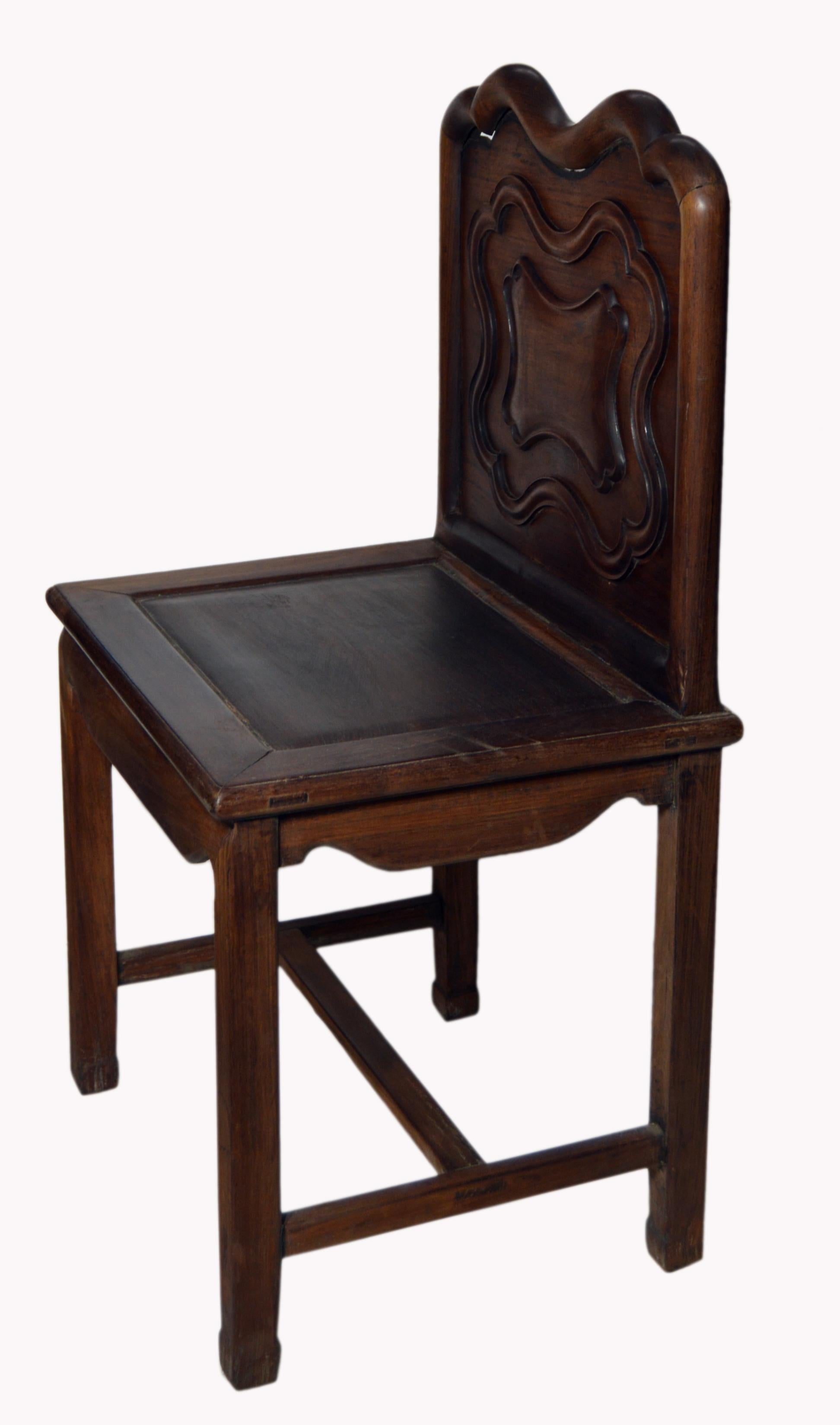 Yumu Chinese 19th Century Side Chair with Dark Lacquered Finish and Cartouche For Sale 1