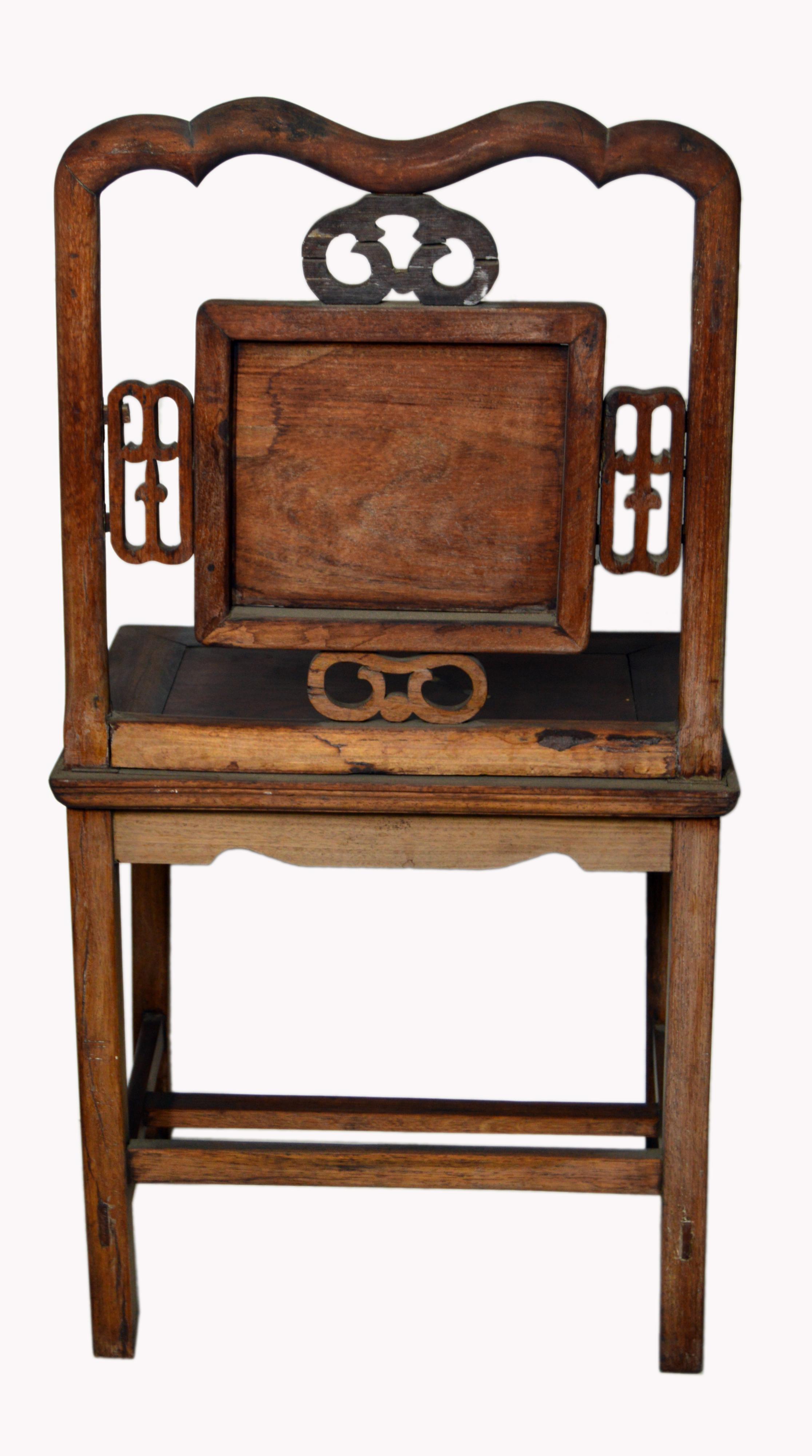 Yumu Wood Chinese 19th Century Chair with Hand-Carved Décor and Lacquered Finish For Sale 4
