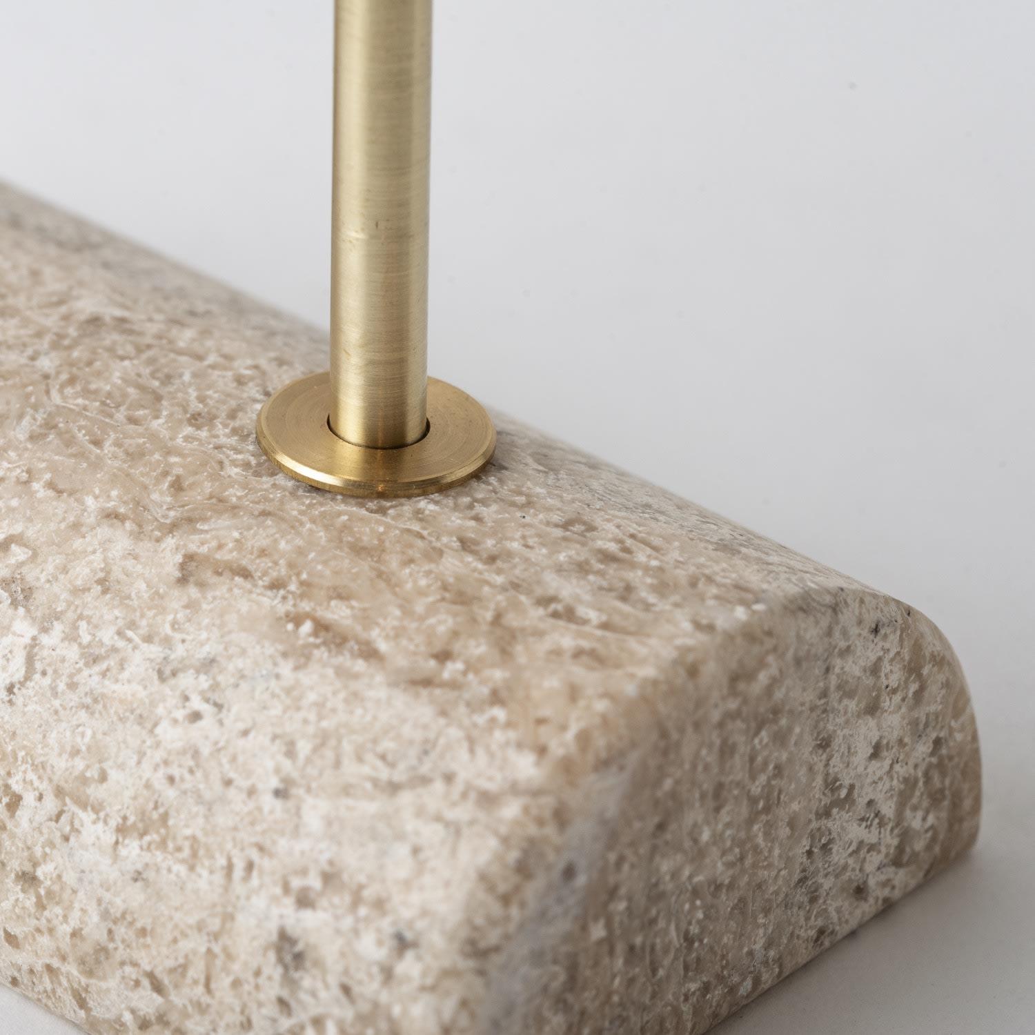 Moderne Bougeoirs Yunta en marbre travertin et laiton