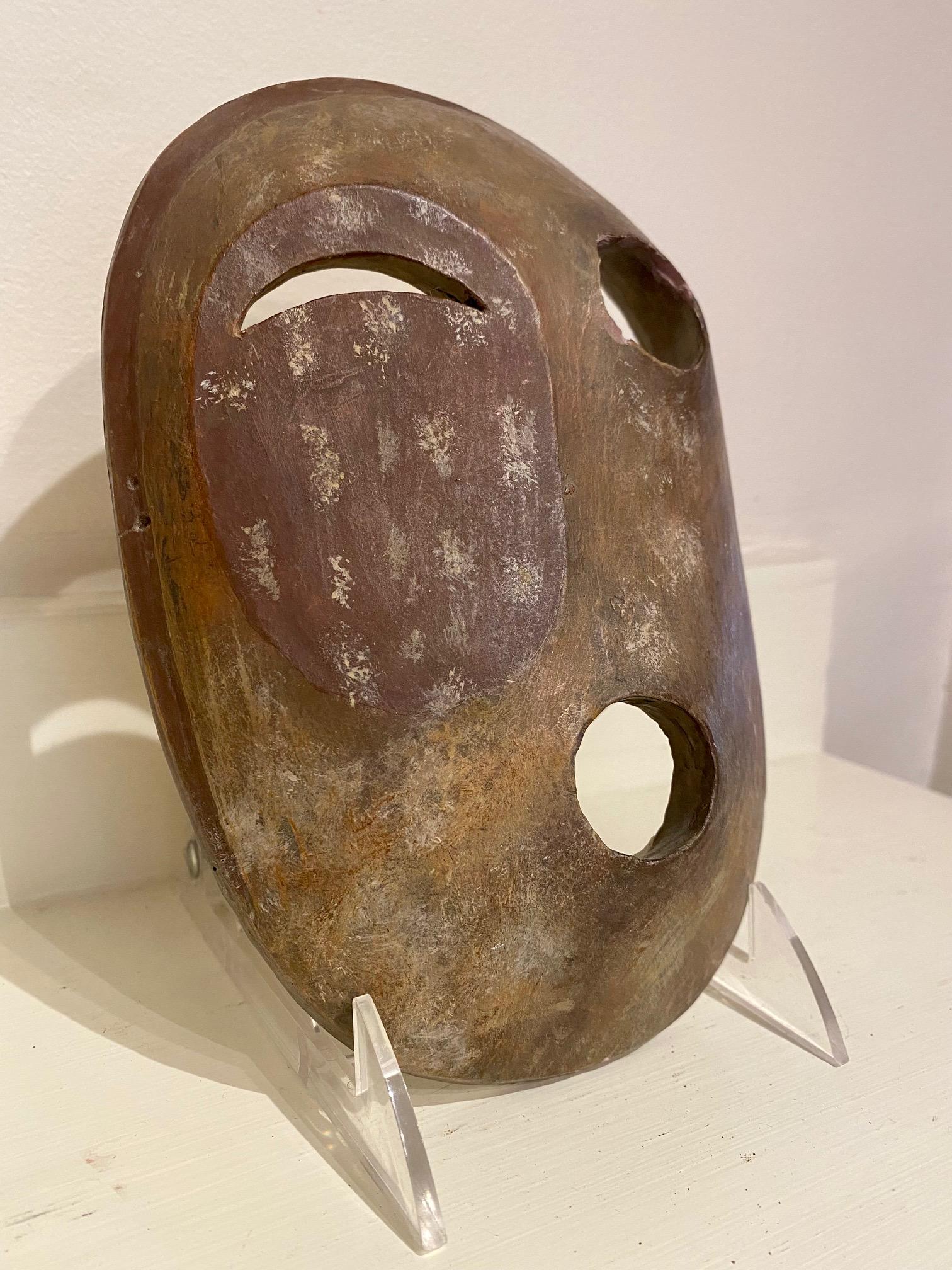 Antike Tonmaske des Yup'ik-Museums, Replik eines Lunar-Tunghak-Geistes, aus Südwest-Alaska, frühes 20. Jahrhundert, eine ovale Tonmaske, die von der ursprünglichen Holzmaske abgegossen zu sein scheint, mit einem ovalen Gesicht, bei dem ein Auge und