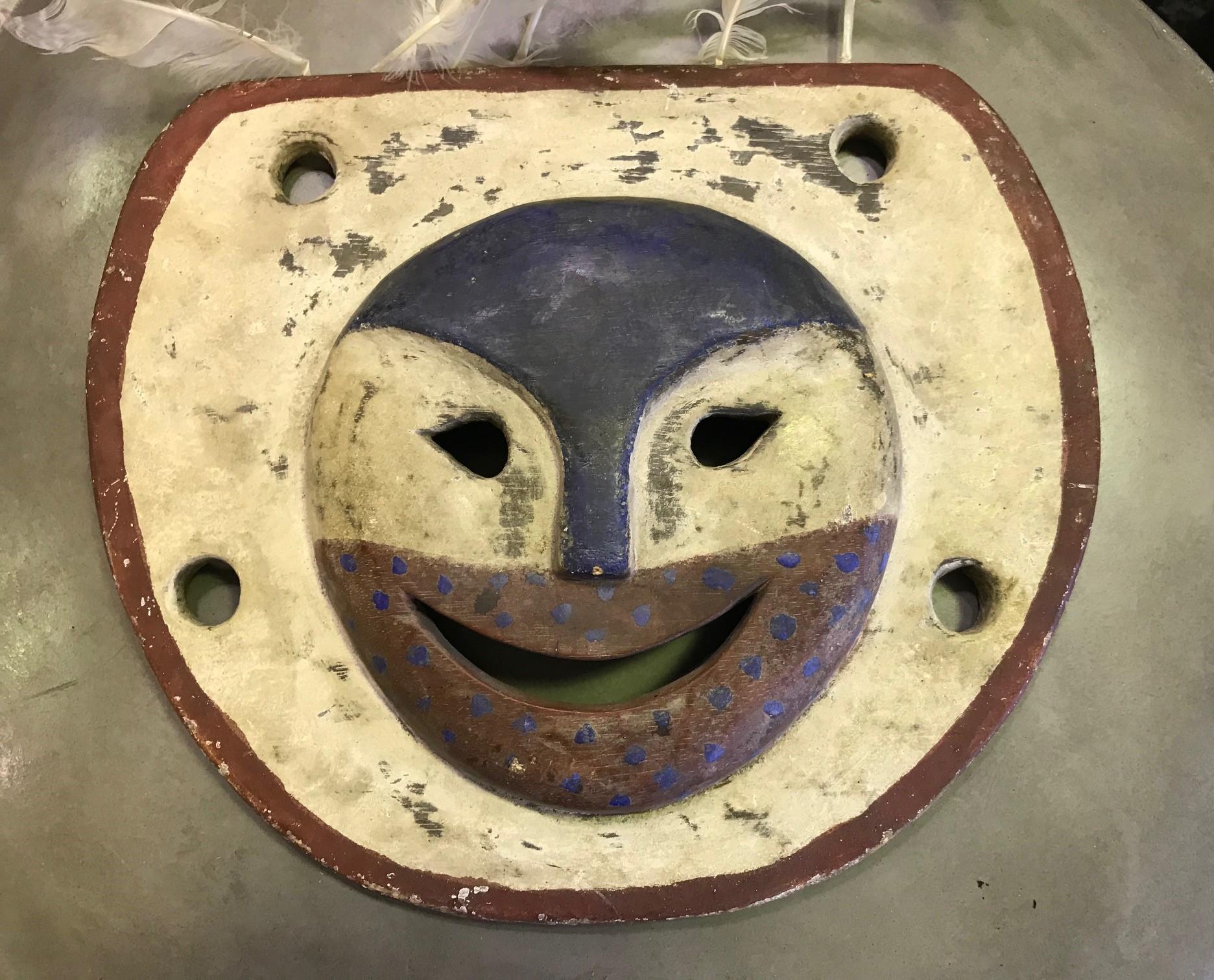 Una máscara hermosa y algo benévola de los aborígenes Yup'ik (Yupik), pueblo indígena del suroeste y centro-sur de Alaska. El pueblo yup'ik, emparentado con los pueblos inuit, tiene una larga historia de fabricación de máscaras ceremoniales. Las
