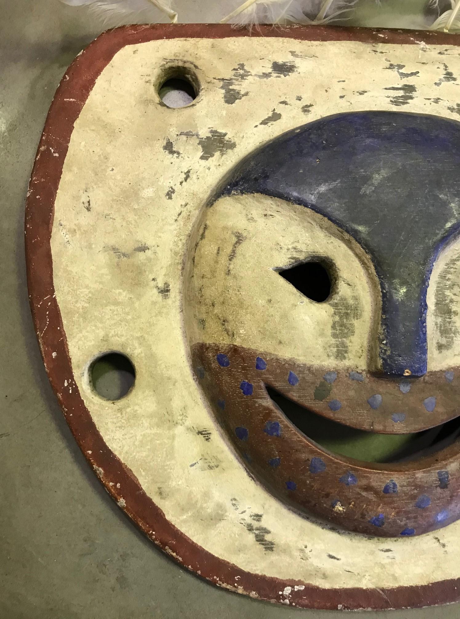 Máscara de Espíritu Antropomorfo Yupik Yup'ik Nativo Americano de Alaska Madera Policromada Estadounidense en venta