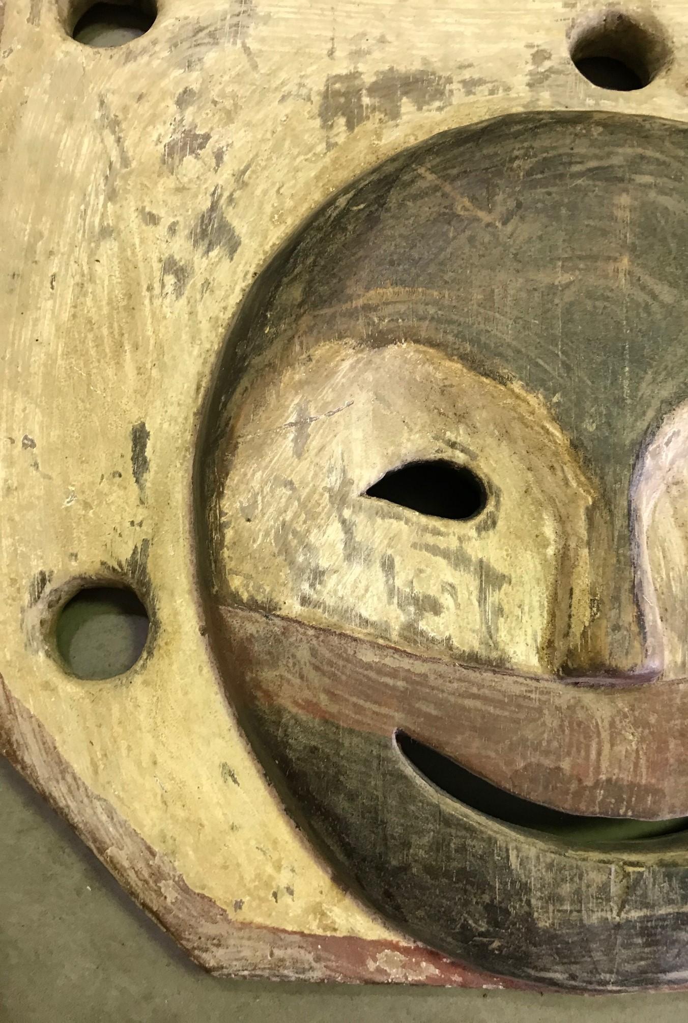 Máscara de Espíritu Antropomorfo Yupik Yup'ik Nativo Americano de Alaska Madera Policromada en Bueno estado para la venta en Studio City, CA