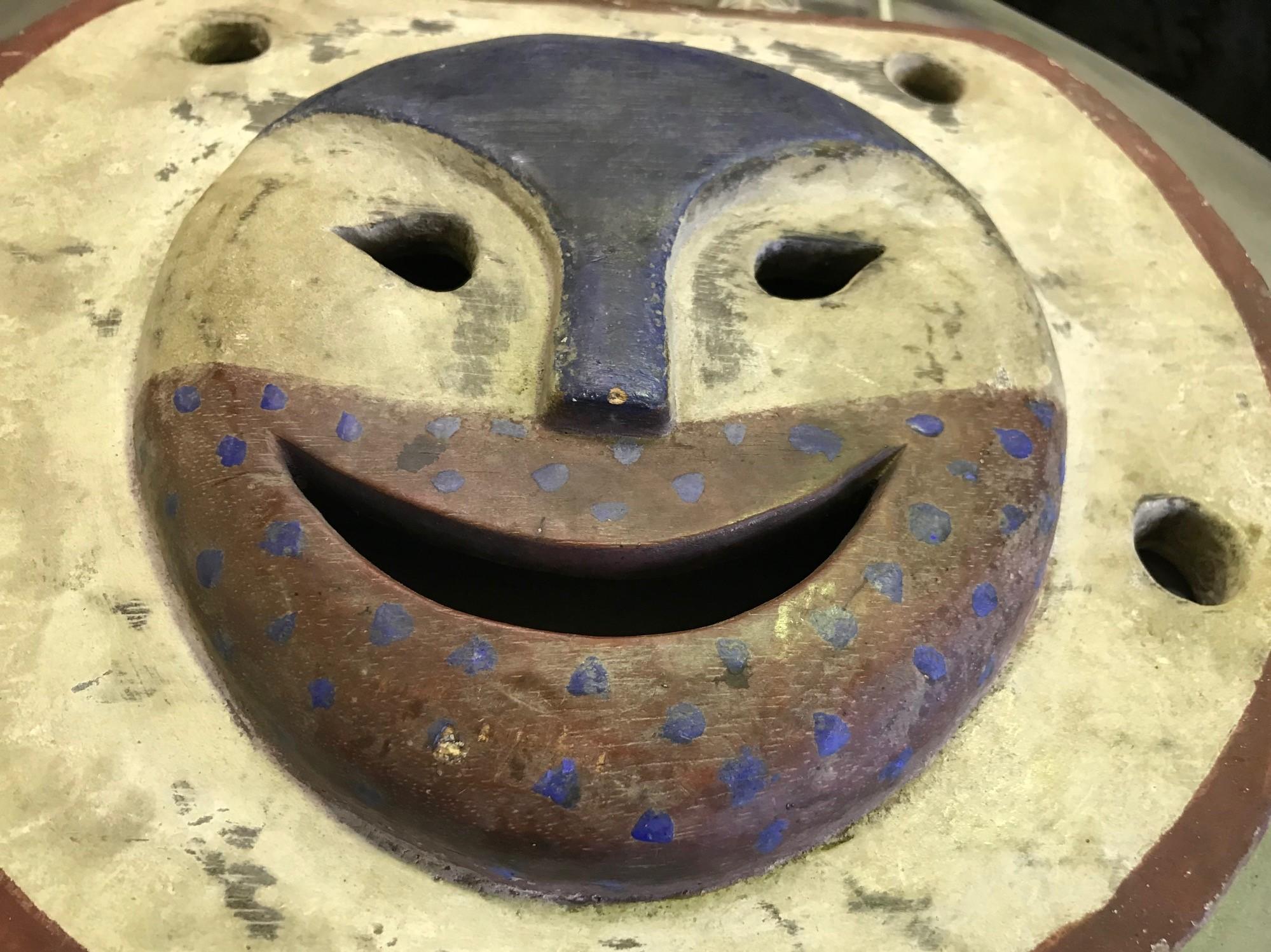 Máscara de Espíritu Antropomorfo Yupik Yup'ik Nativo Americano de Alaska Madera Policromada Hecho a mano en venta