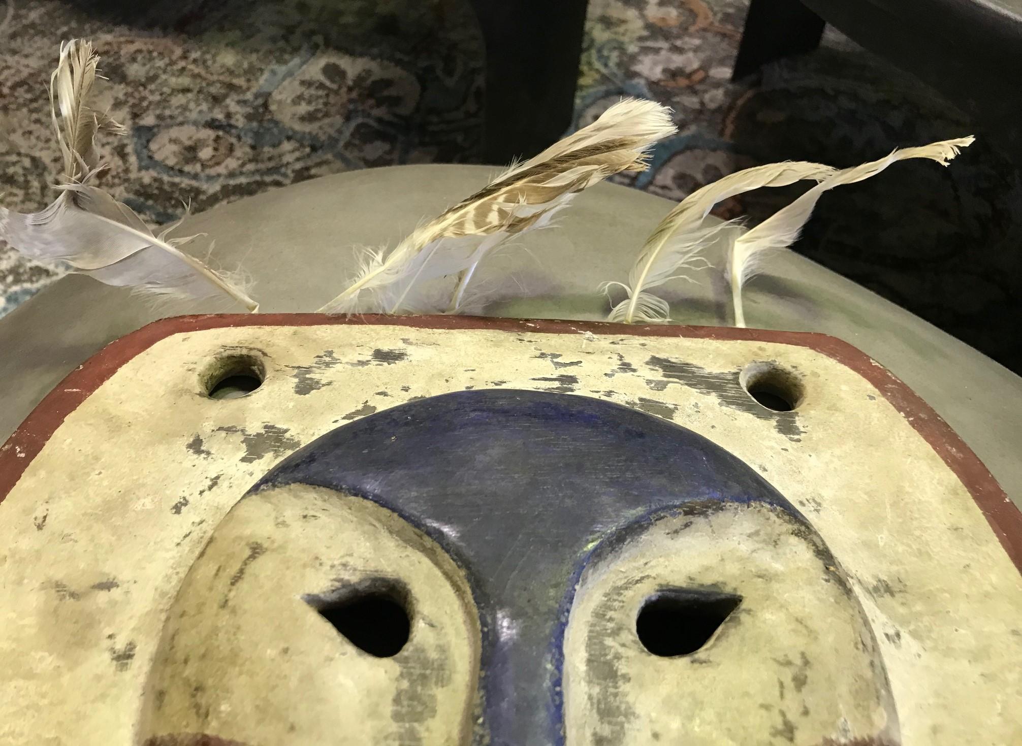 Máscara de Espíritu Antropomorfo Yupik Yup'ik Nativo Americano de Alaska Madera Policromada en Bueno estado para la venta en Studio City, CA