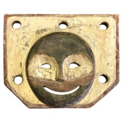 Maschera dello spirito antropomorfa dei nativi americani Yupik Yup'ik dell'Alaska in legno policromo