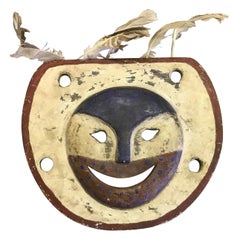 Maschera dello spirito antropomorfa dei nativi americani Yupik Yup'ik dell'Alaska in legno policromo