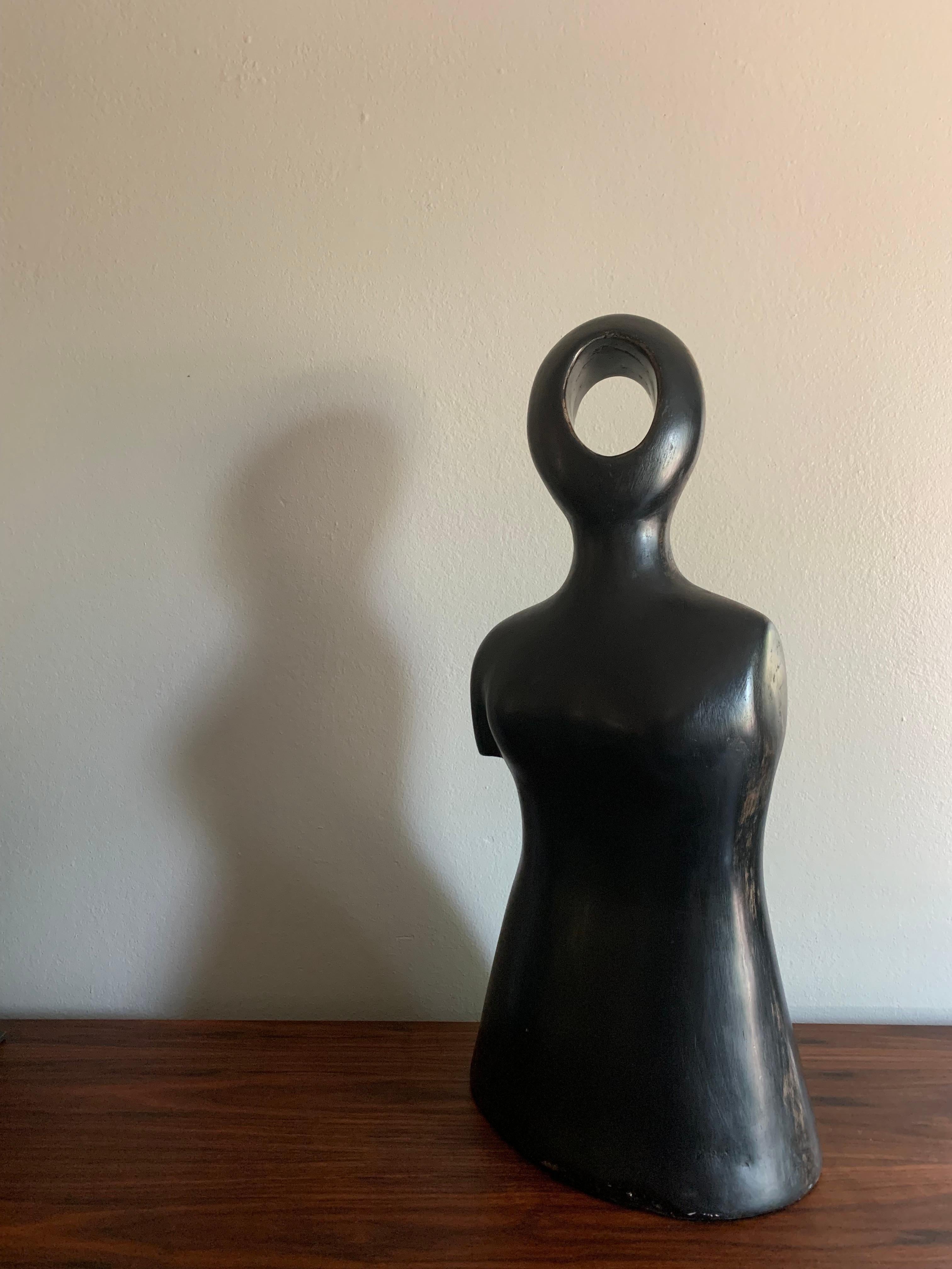 Escultura de una figura de Yuri Zatarain de la Línea Negra. De resina con acabado huengue. Esta pieza ha sido autentificada por la galería de Yuri Zatarain.
