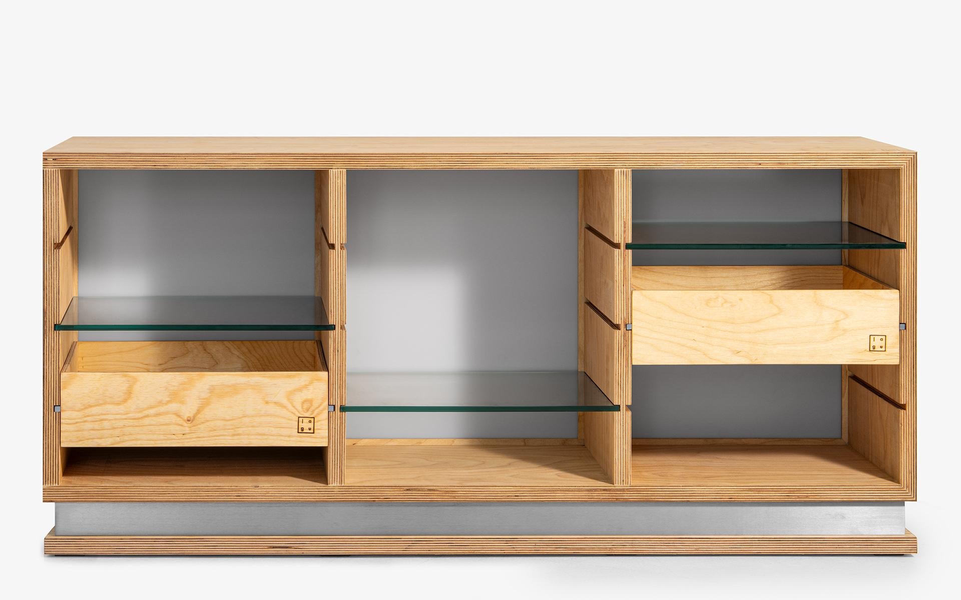 Yusu Console offers a solution where you can easily display and store your products. Yusu Console, made of durable beech plywood, offers customizable dimensions to suit your living spaces and provides flexible use thanks to its removable glass