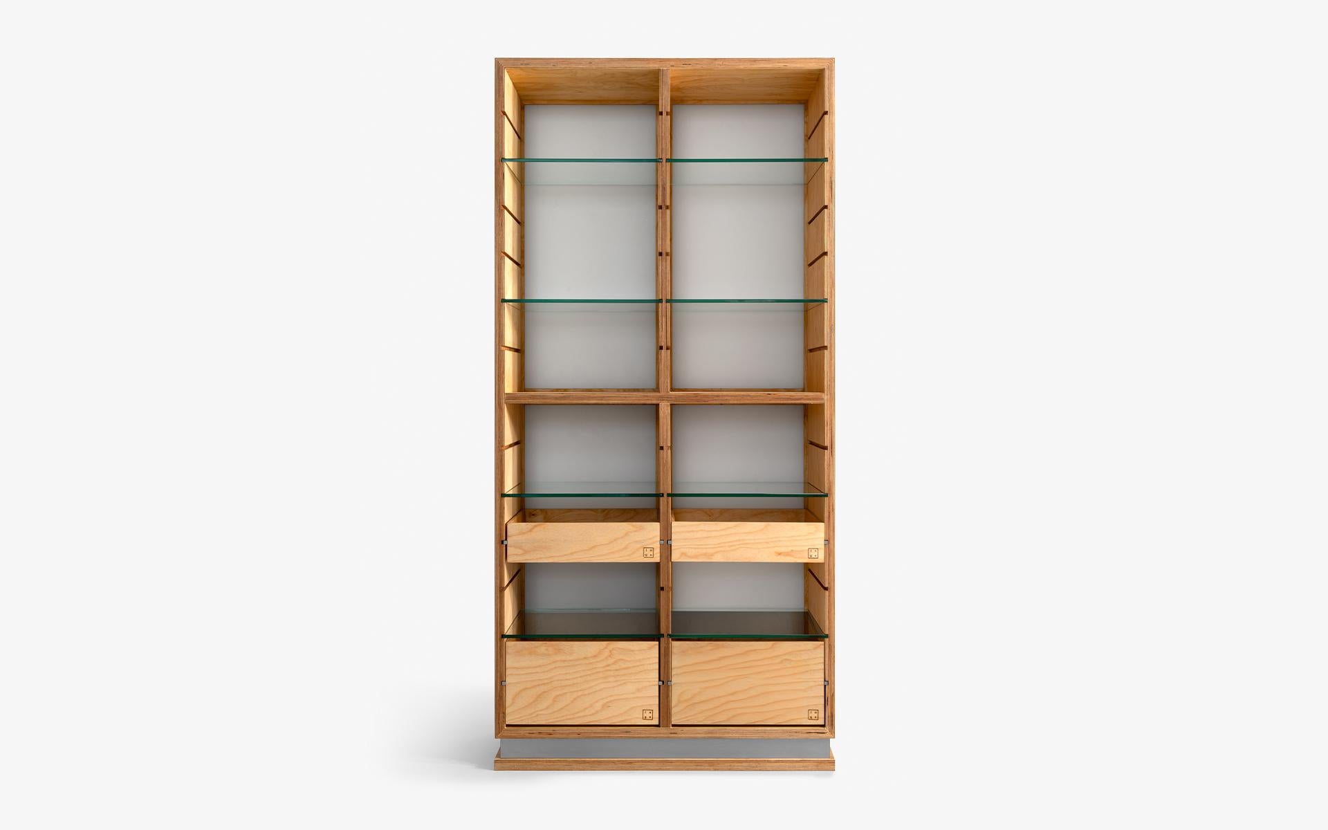Lo scaffale e il contenitore Yusu offrono una soluzione per esporre e conservare facilmente i tuoi prodotti. Yusu, realizzato in resistente multistrato di faggio, offre dimensioni personalizzabili per adattarsi ai tuoi spazi abitativi e garantisce