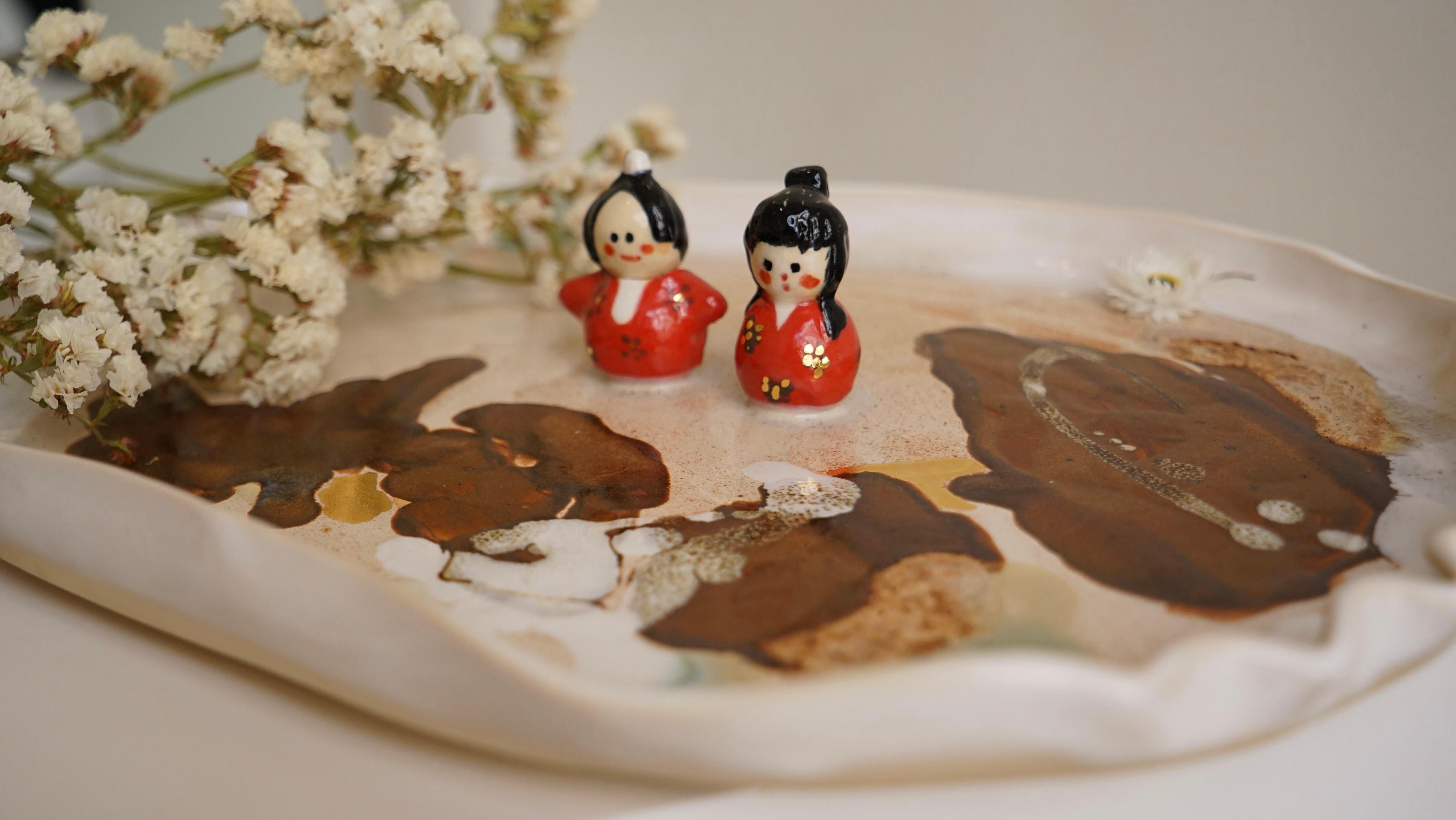Little World est une célébration sincère de l'émerveillement de l'enfance, où la sagesse ludique rencontre la beauté tranquille des rituels quotidiens. Inspirée par l'esthétique japonaise et la joie des moments simples, cette collection nous invite