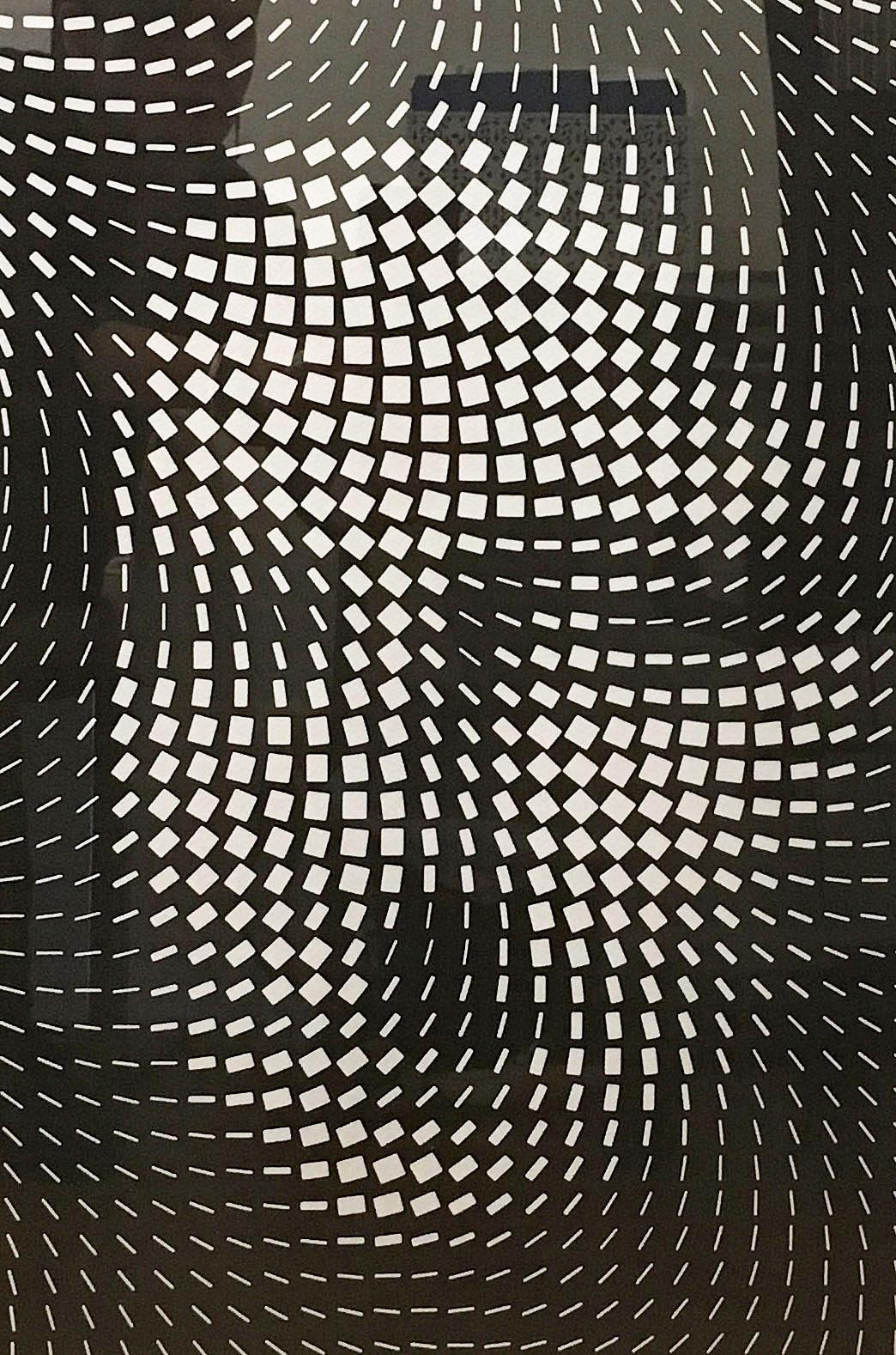 Mona Lisa (Black & White), 1987 par Yvaral (Jean Pierre Vasarely). Sérigraphie, Ed. 7/50. Signé au crayon, 19.5 x 13.5 in. / Cadre : 31 x 23 in. Utilisant des carrés gris de différentes tailles sur un papier noir qui crée une illusion de mouvement,