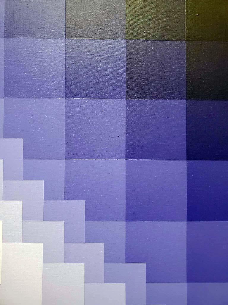 Eine dreidimensionale quadratische Figur aus gestaffelten Würfeln schwebt inmitten eines Meeres aus zweidimensionalen Quadraten. In diesem atemberaubenden Original-Acrylgemälde spielt Yvaral mit dem violetten Farbspektrum. Die dunkelvioletten, fast