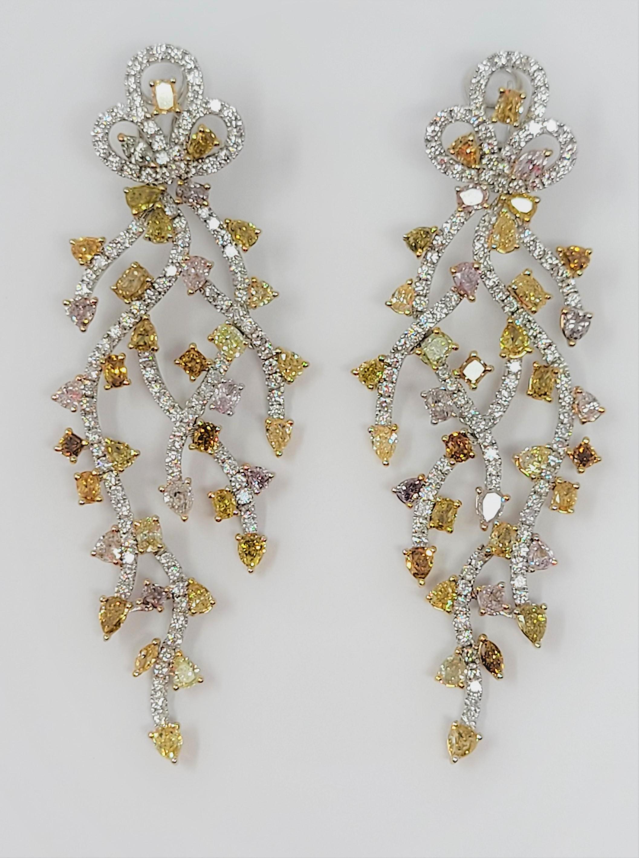 Diese atemberaubenden Ohrringe des berühmten Designers Yvel bestehen aus 9,97 Karat mehrfarbigen Diamanten und 4,03 Karat weißen Diamanten.  Der Kaufpreis dieser Ohrringe betrug im Jahr 2018 57.500 USD und der aktuelle Wiederbeschaffungswert liegt