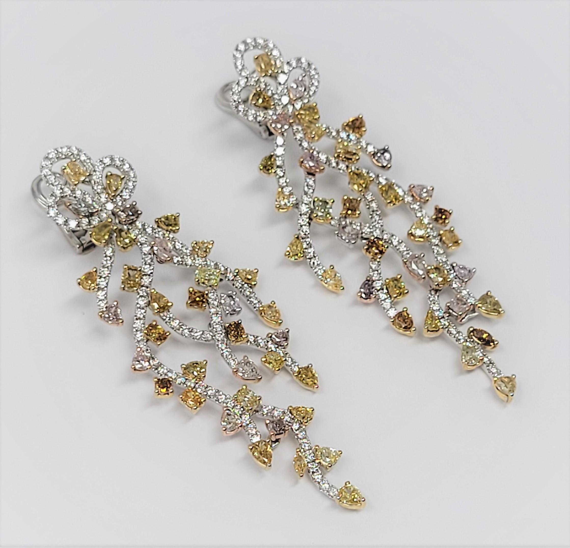 Yvel 14,0 Karat farbige Diamant-Ohrringe aus 18 Karat Weißgold (Moderne) im Angebot