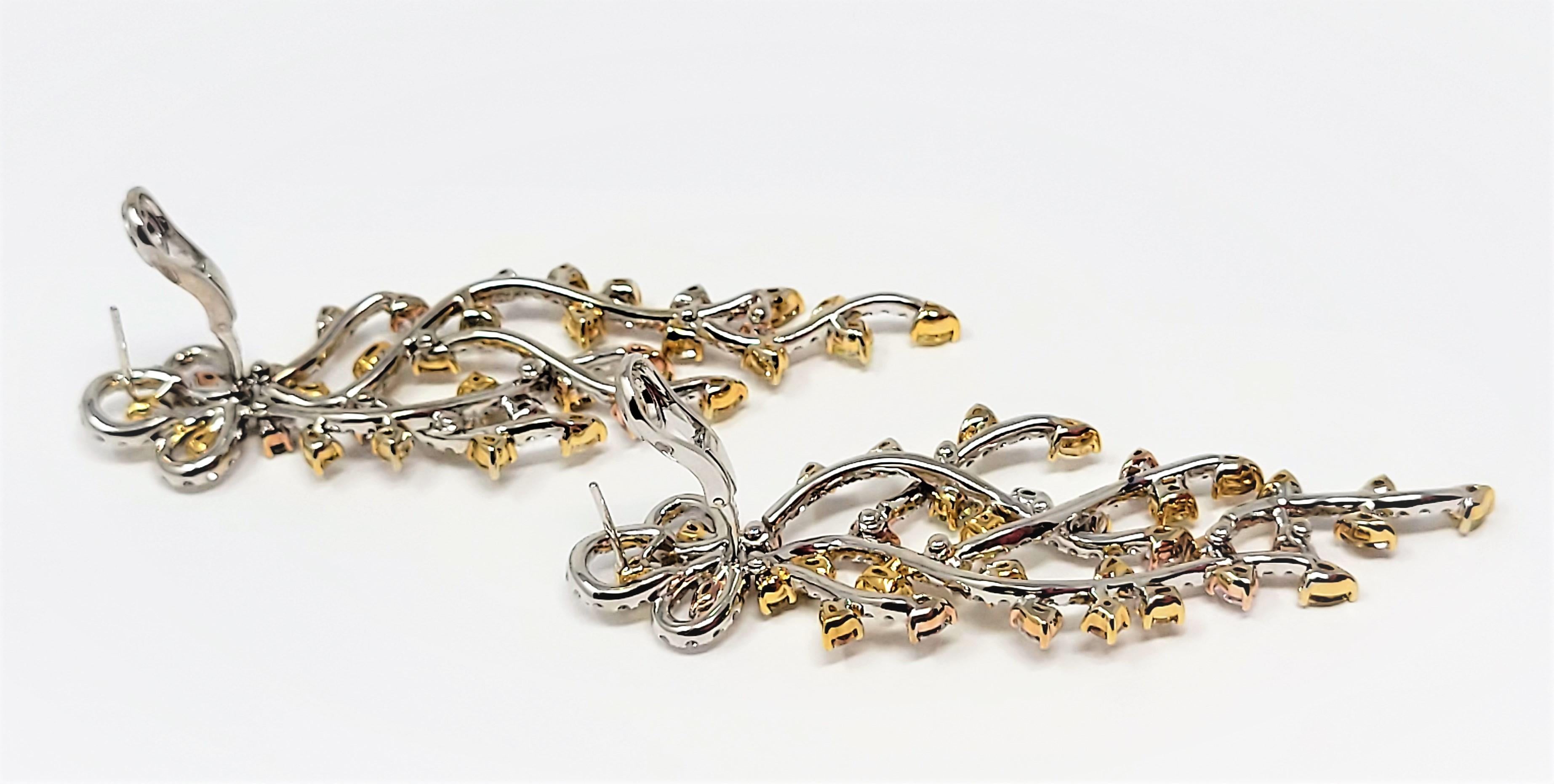 Yvel 14,0 Karat farbige Diamant-Ohrringe aus 18 Karat Weißgold im Zustand „Gut“ im Angebot in Dallas, TX