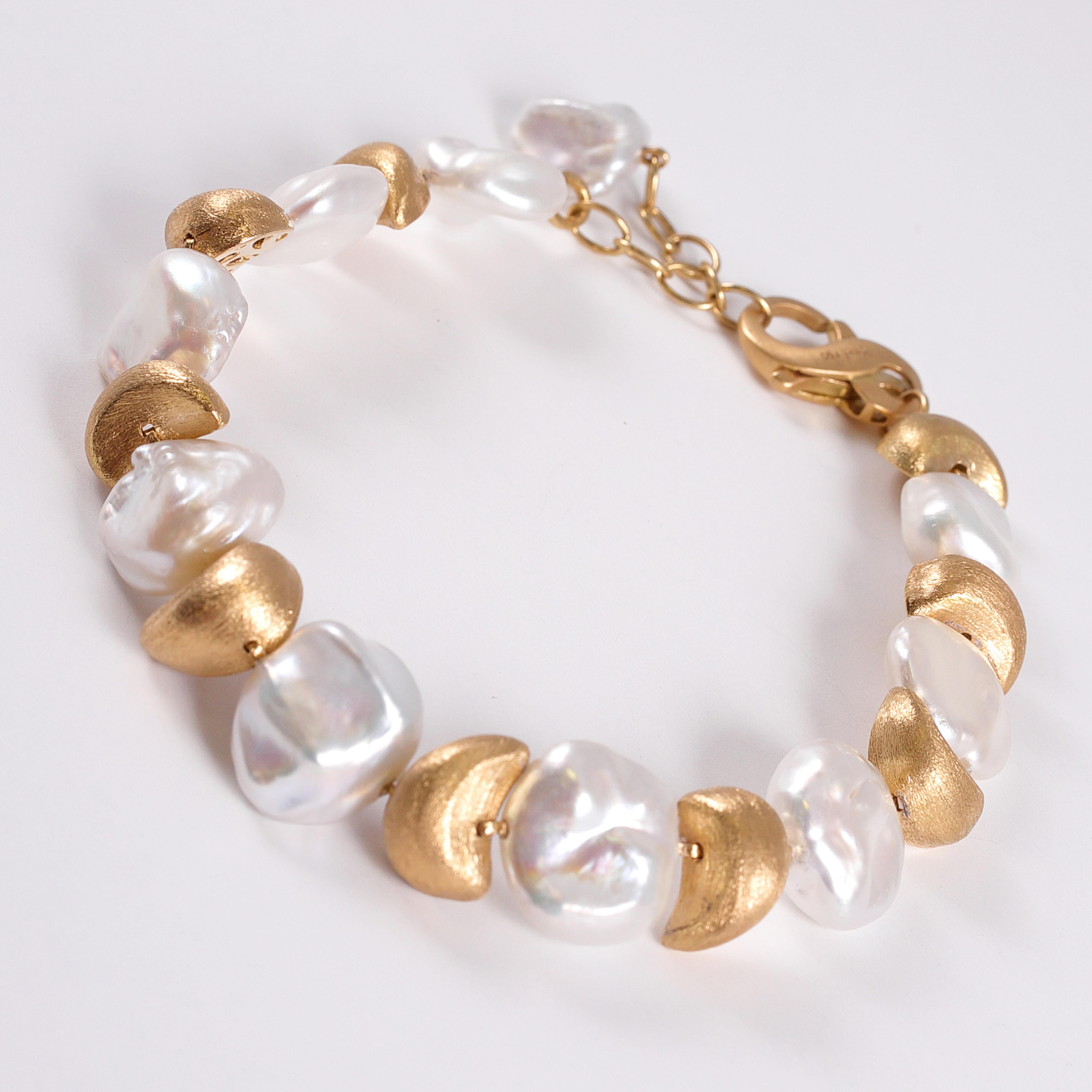 Yvel 18 Karat Gold and Pearl Bracelet In Good Condition For Sale In Dallas, TX