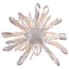 Broche de perlas Keshi de 18 quilates y diamantes de 5,70 quilates de Yvel