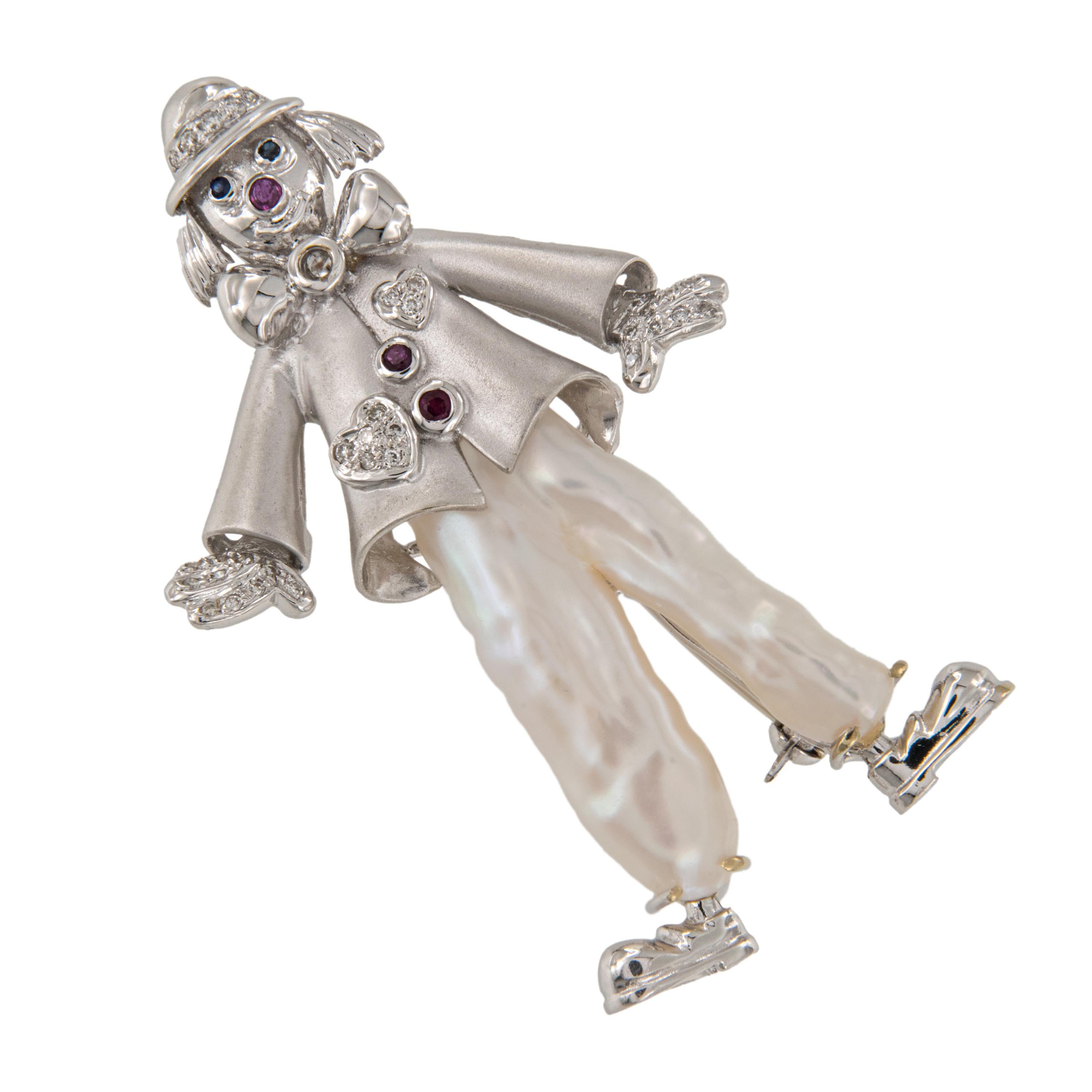 Añade un toque de fantasía y elegancia a tu colección con este impresionante broche de payaso, elaborado con maestría en oro blanco de 18 quilates. Adornado con una deslumbrante variedad de piedras preciosas, incluida una lustrosa perla blanca como